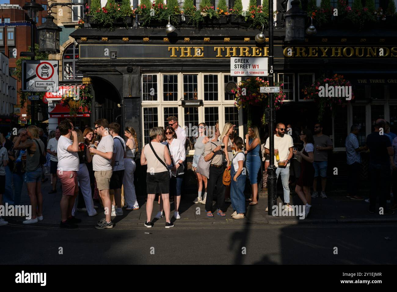 Leute trinken vor dem Three Greyhounds Pub, Greek Street, London, Großbritannien. August 2024 Stockfoto
