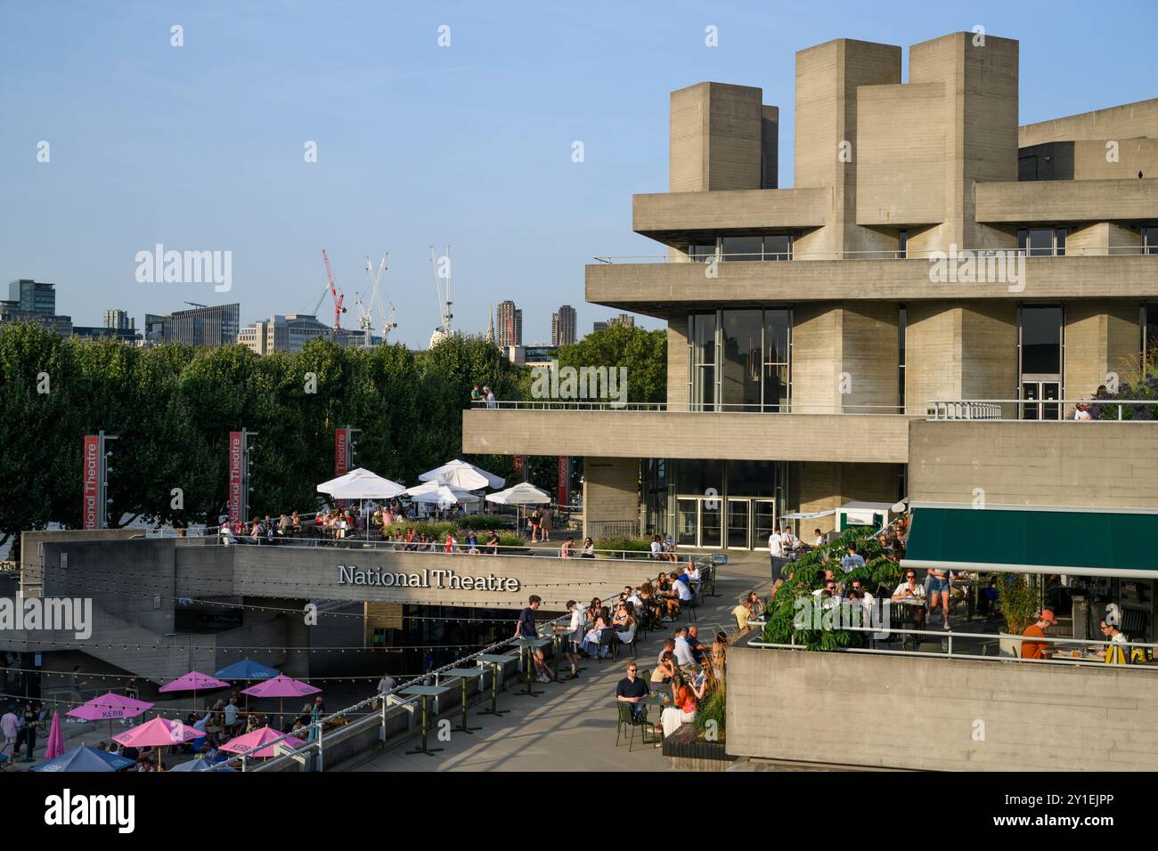 Gäste genießen einen abendlichen Drink auf den Terrassen des Nationaltheaters. Das National Theatre ist Teil des Southbank Centre. Das Theater war Design Stockfoto