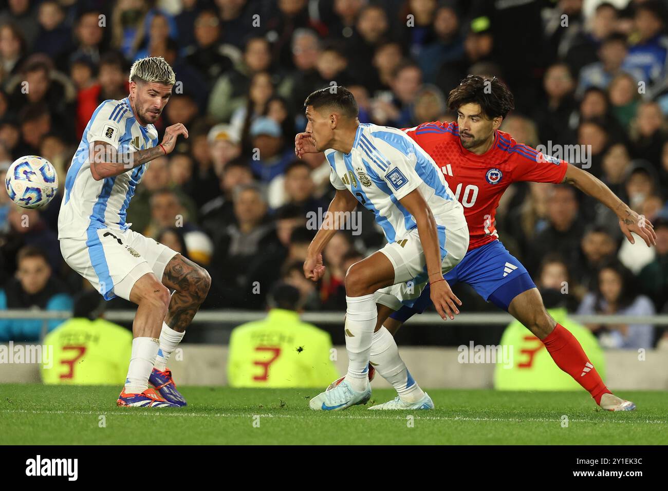 Der argentinische Mittelfeldspieler Rodrigo de Paul (L), der Verteidiger Nahuel Molina und Chiles Stürmer Victor Davila (R) wetteifern am 5. September 2024 im südamerikanischen Qualifikationsfußballspiel zwischen Argentinien und Chile für die FIFA-Weltmeisterschaft 2026 im Monumental-Stadion in Buenos Aires um den Ball. Argentinien gewann mit 3:0. Quelle: Alejandro Pagni/Alamy Live News Stockfoto