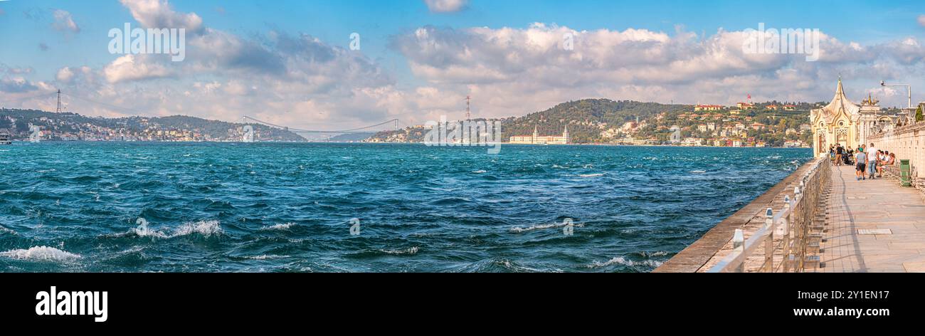 10. Juli 2024, Istanbul, Turkiye: Panoramablick auf den Bosporus, wo das ruhige blaue Wasser auf den Horizont trifft, mit einer Brücke und Booten, die auf den L Stockfoto