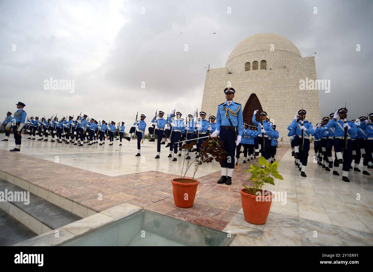 Kadetten der pakistanischen Luftwaffe marschieren während der Zeremonie des Wachwechsels vorbei, um den Ghazis und Shuhada vom 6. September 1965 anlässlich des pakistanischen Verteidigungstages im Mausoleum von Quaid-e-Azam Muhammad Ali Jinnah in Karachi am Freitag, den 6. September 2024 zu ehren. Stockfoto