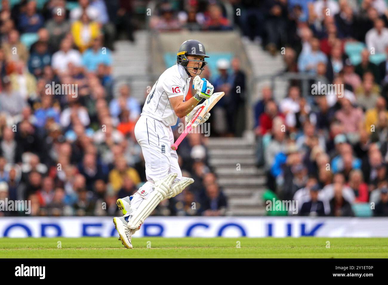 London, England. September 2024. Englands Ollie Pope feiert sein Jahrhundert während des ersten Tages des Rothesay Men's Third Test Matches zwischen England und Sri Lanka im Kia Oval. Quelle: Ben Whitley/Alamy Live News Stockfoto