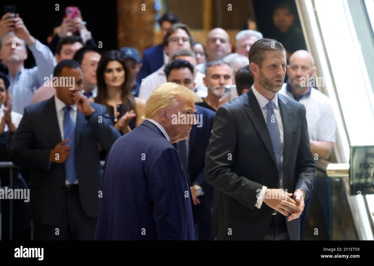 New York, Usa. September 2024. Der ehemalige Präsident Donald Trump und sein Sohn Eric Trump verlassen Trump Tower nach einer Pressekonferenz in New York City am Freitag, den 6. September 2024. Der ehemalige Präsident nahm am Freitag an einer Gerichtsverhandlung Teil, als seine Anwälte argumentierten, ein 5-Millionen-Dollar-Urteil der Geschworenen aufzuheben, in dem er wegen sexuellen Missbrauchs des Schriftstellers E. Jean Carroll verantwortlich war. Foto: John Angelillo/UPI Credit: UPI/Alamy Live News Stockfoto