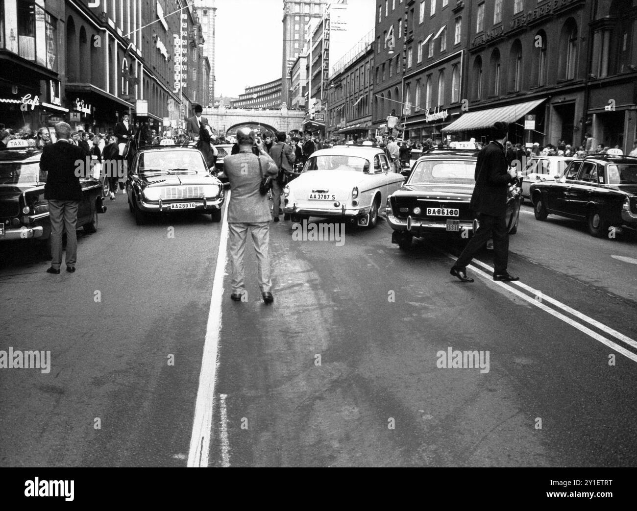 SEPTEMBER 1967 in der Nacht, in der Schweden vom Linksverkehr auf den Rechtsverkehr umgestellt wurde. Es war mit Abstand das größte logistische Ereignis in der schwedischen Geschichte. Der Tag wurde H-Day genannt. Alle nicht unbedingt notwendigen Verkehrsmittel wurden von 01:00 bis 06:00 Uhr verboten. Alle Fahrzeuge, die während dieser Zeit auf den Straßen unterwegs waren, mussten um 4:50 Uhr vollständig anhalten und dann vorsichtig die Straßenflanken wechseln, bevor sie um 05:00 Uhr weiterfahren durften. Stockfoto