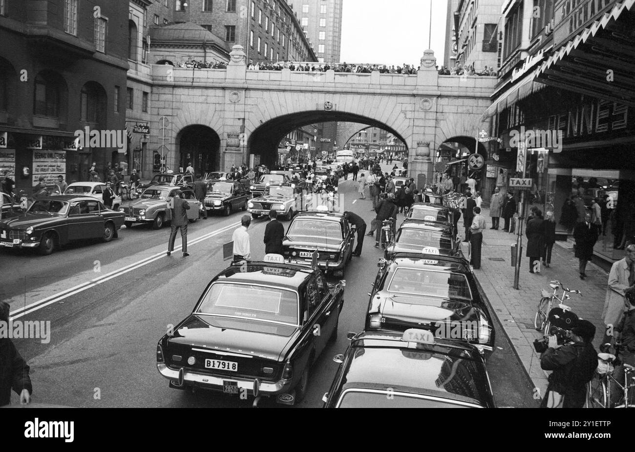 SEPTEMBER 1967 in der Nacht, in der Schweden vom Linksverkehr auf den Rechtsverkehr umgestellt wurde. Es war mit Abstand das größte logistische Ereignis in der schwedischen Geschichte. Der Tag wurde H-Day genannt. Alle nicht unbedingt notwendigen Verkehrsmittel wurden von 01:00 bis 06:00 Uhr verboten. Alle Fahrzeuge, die während dieser Zeit auf den Straßen unterwegs waren, mussten um 4:50 Uhr vollständig anhalten und dann vorsichtig die Straßenflanken wechseln, bevor sie um 05:00 Uhr weiterfahren durften. Stockfoto