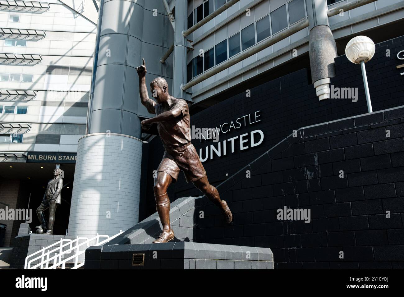 Newcastle UK: 8. Juni 2024: St. James Park NUFC Alan Shearer Bronzestatue der Legende Newcastle United vor dem Stadion Stockfoto