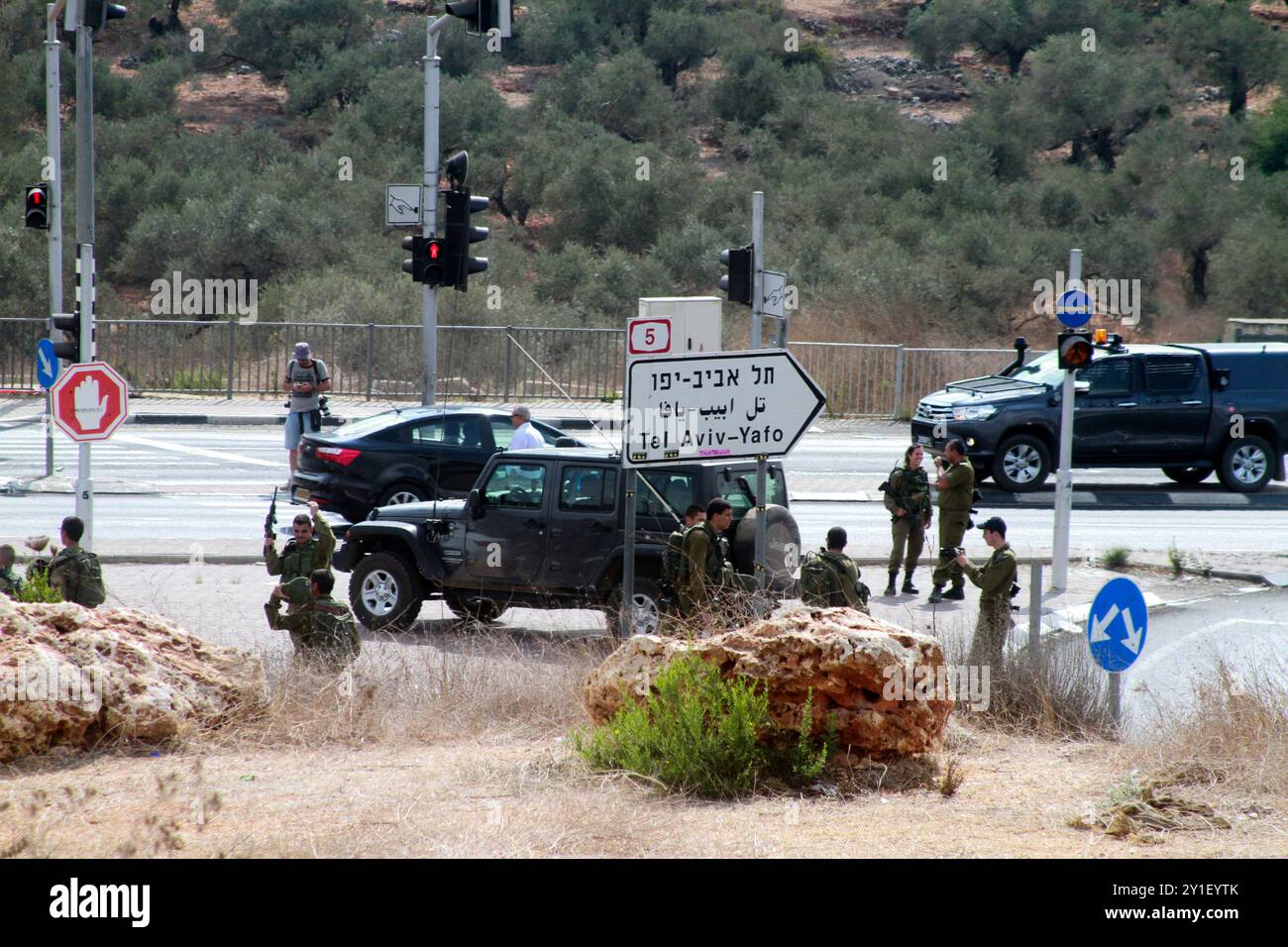 Israelische Truppen und Polizisten versammeln sich an einer Bushaltestelle in der Nähe der israelischen Siedlung Ariel, neben der Stadt Salfit, wo ein palästinensischer Jugendlicher versuchte, einen Soldaten zu erstechen, bevor er von anderen Soldaten erschossen und getötet wurde. Während der letzten Woche waren die Spannungen zwischen israelischen Siedlern und Palästinensern hoch: Eine 45-jährige Palästinenserin wurde am vergangenen Freitag von israelischen Siedlern getötet, die in der Nähe des Zaatara-Kontrollpunkts in Nablus Steine auf ihr Fahrzeug schleuderten. Der Ort des Vorfalls befand sich in der Nähe des Industriegebiets von Barkan, wo ein palästinensischer Mann zwei israelische Mitarbeiter tötete und acht Tage lang eine weitere Frau verletzte Stockfoto