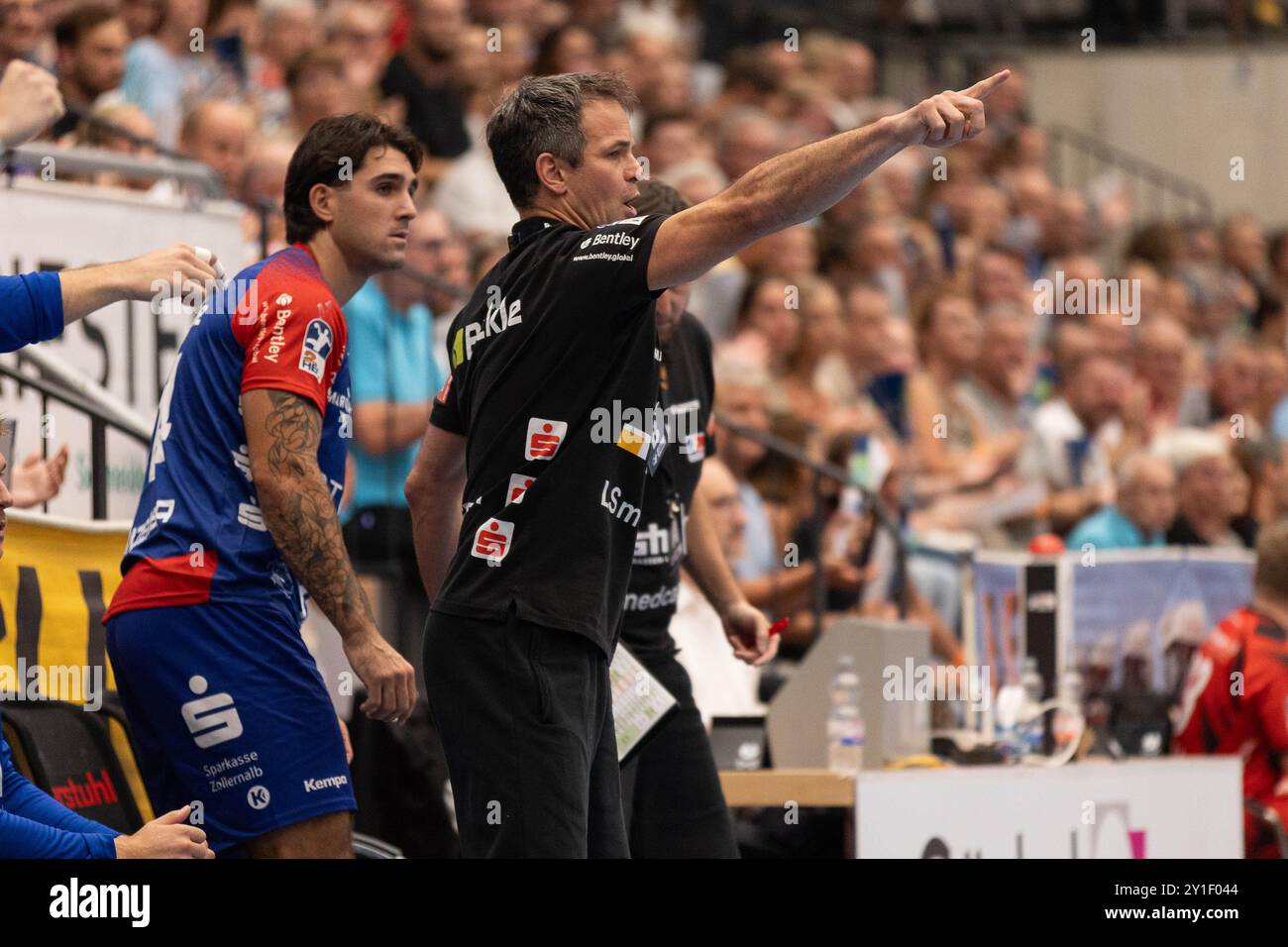 Matthias Matti FLOHR (HBW Balingen-Weilstetten, Cheftrainer) Geste, gestikuliert, gibt Anweisungen, Aktion HBW Balingen-Weilstetten (HBW) vs. TuS N-Lübbecke (NLB), Handball, Maenner, Daikin 2. Handball-Bundesliga (2.HBL), 1. Spieltag, Spielzeit 2024/2025, 06.09.2024 Foto: Eibner-Pressefoto/Oliver Schmidt Stockfoto