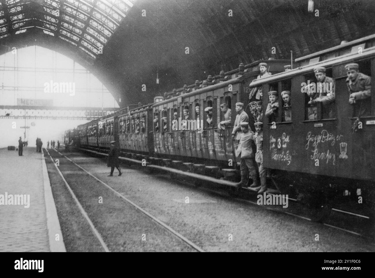 1914 Regiment deutscher Soldaten aus dem Ersten Weltkrieg im Bahnhof Malines/Mechelen, Belgien, wartet auf den Transport an die Front in Frankreich während des Ersten Weltkriegs Stockfoto