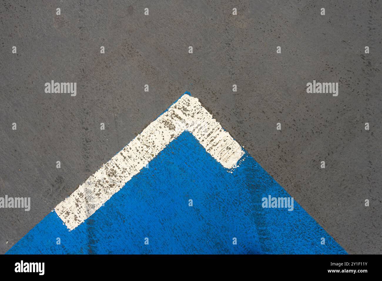 Blaue, weiße und graue Oberfläche. Nahaufnahme des Parkplatzes Stockfoto
