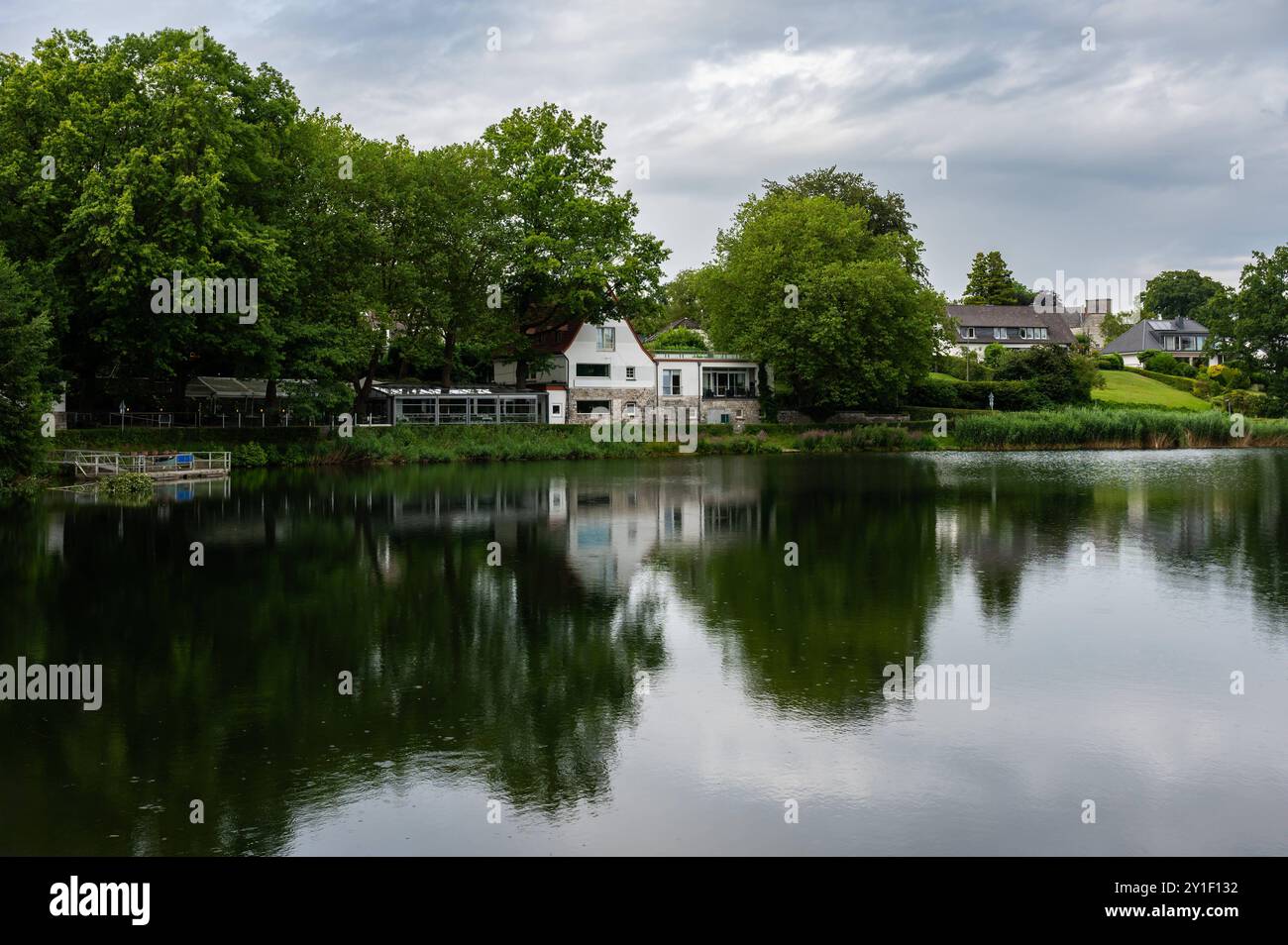 Aachen, 26. Juli 2024 - natürliche Reflexionen des Diepenbenden Wasserteichs Stockfoto