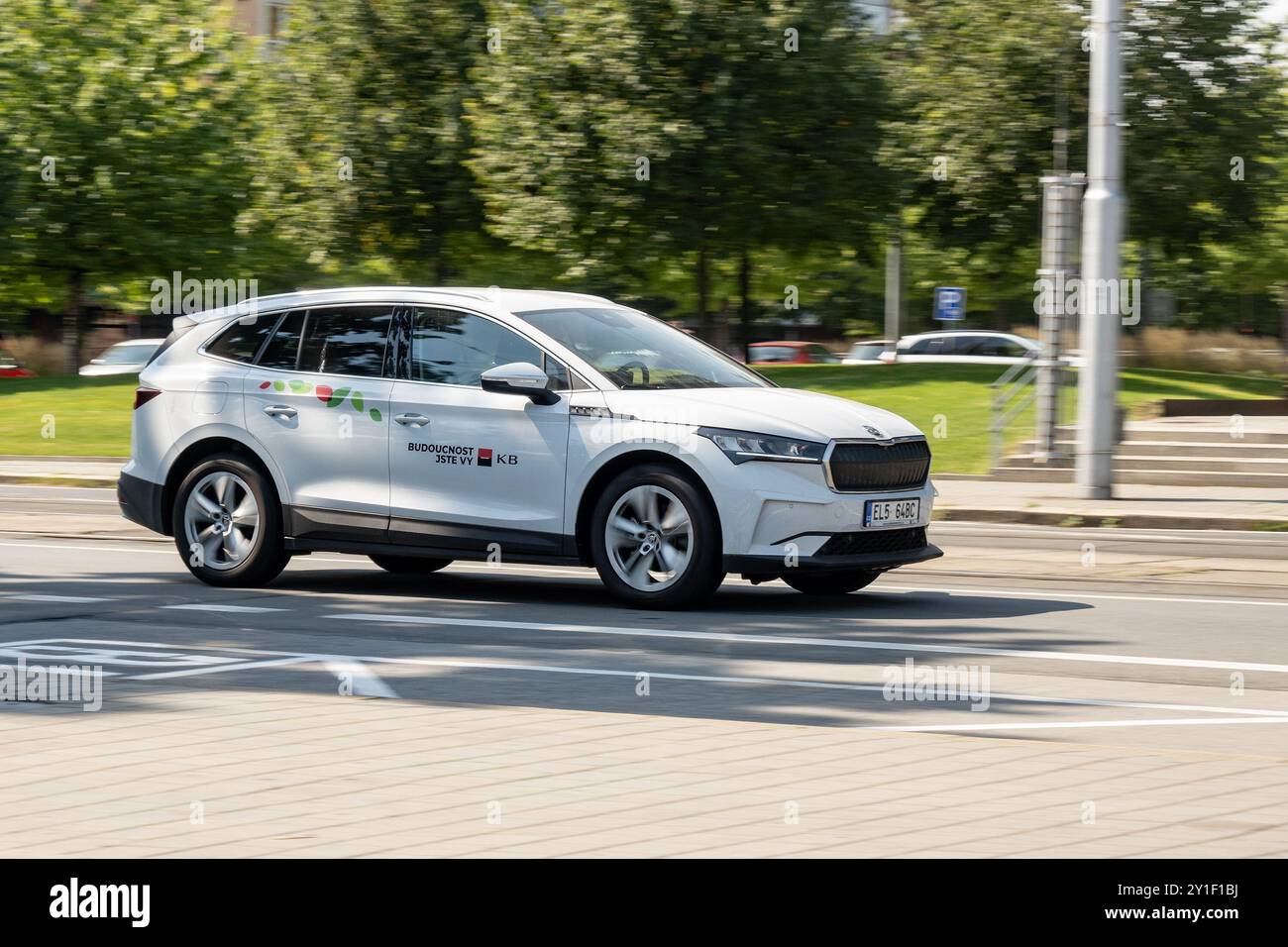 OSTRAVA, TSCHECHISCHE REPUBLIK - 13. SEPTEMBER 2023: Weißes Elektroauto Skoda Enyaq IV der Komercni Banka Bank, Bewegungsunschärfe-Effekt Stockfoto