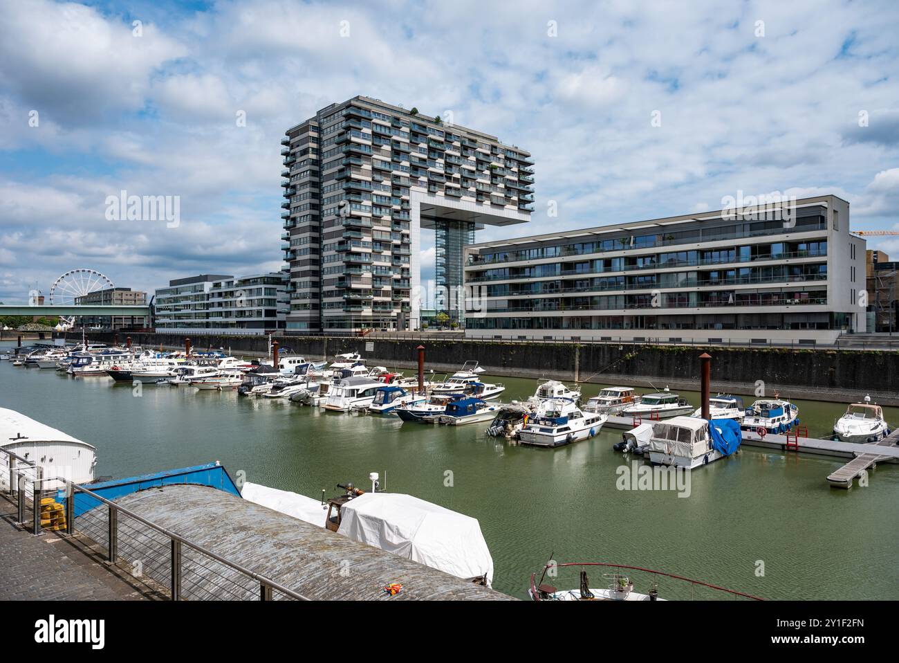 Köln, Nordrhein-Westfalen, Deutschland, 25. Juli 2024 - zeitgenössische Wohnhäuser am Rheinufer Stockfoto