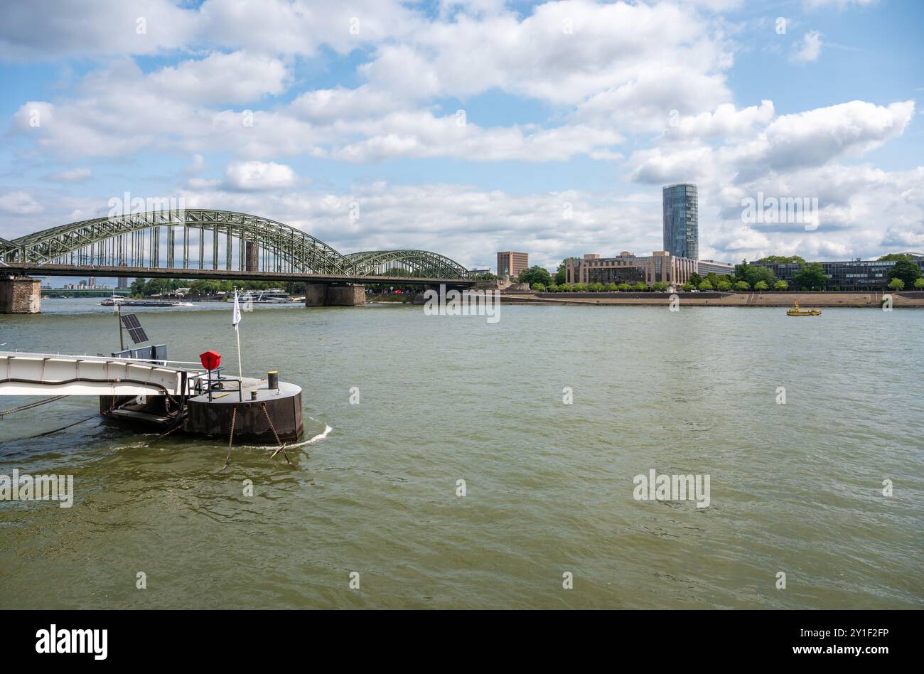 Köln, Nordrhein-Westfalen, Deutschland, 25. Juli 2024 - Ufer und Brücke am Rhein Stockfoto