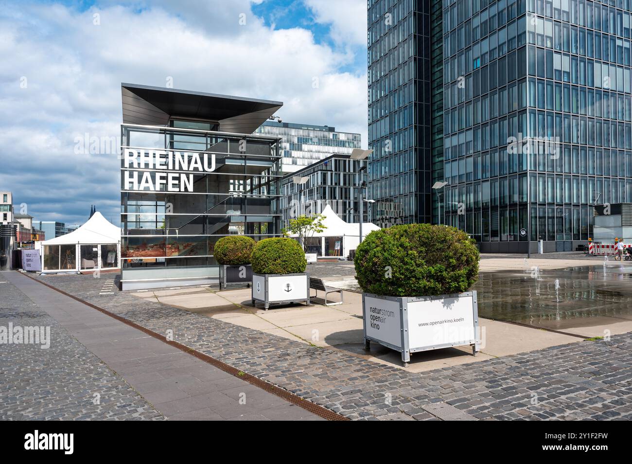 Köln, Nordrhein-Westfalen, Deutschland, 25. Juli 2024 - Zeitgenössische Bürogebäude am Rheinufer Stockfoto