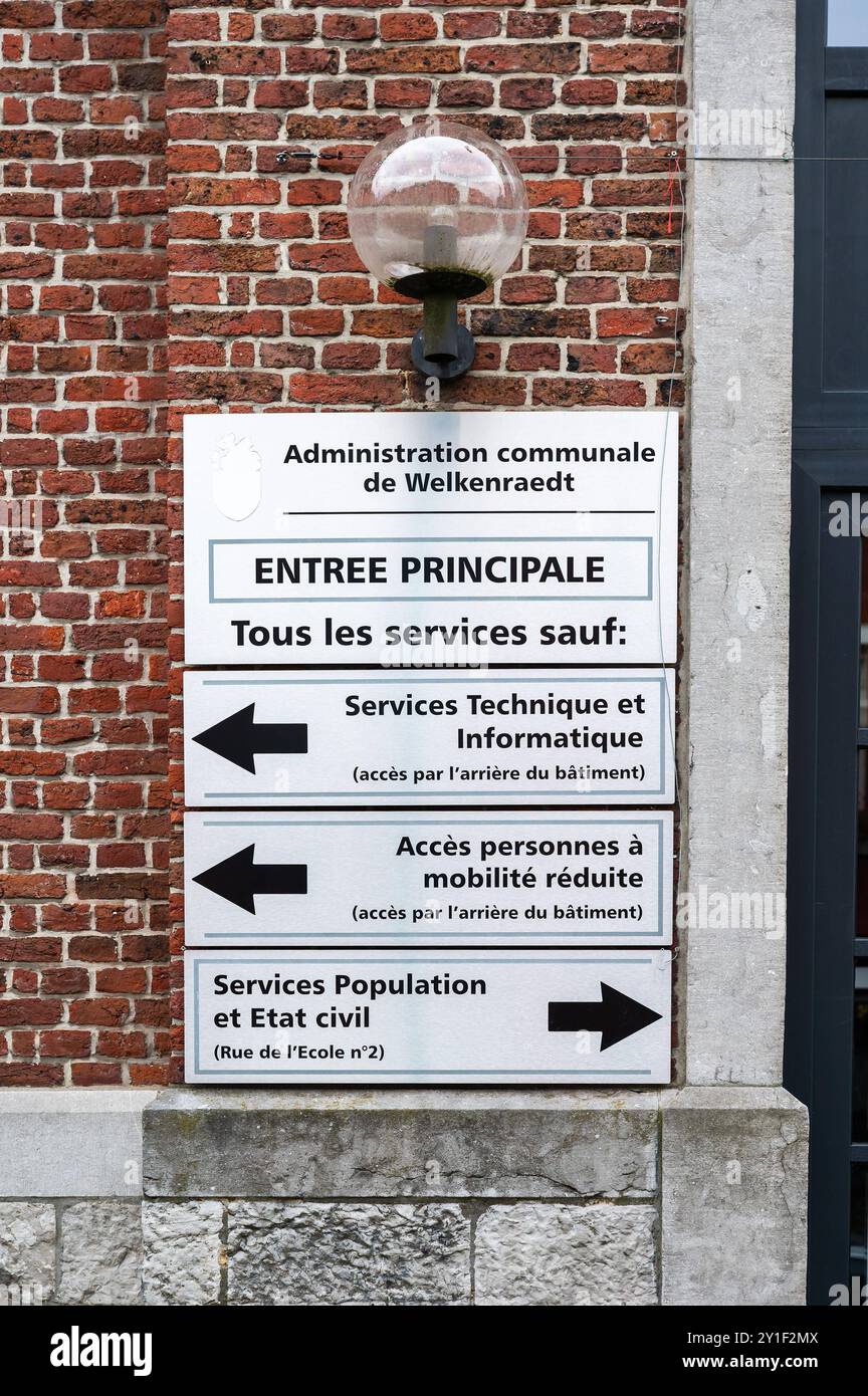 Welkenraedt, Wallonische Region, Belgien 25. Juli 2024 - Schild des Dorfverwaltungszentrums und Rathauses Stockfoto