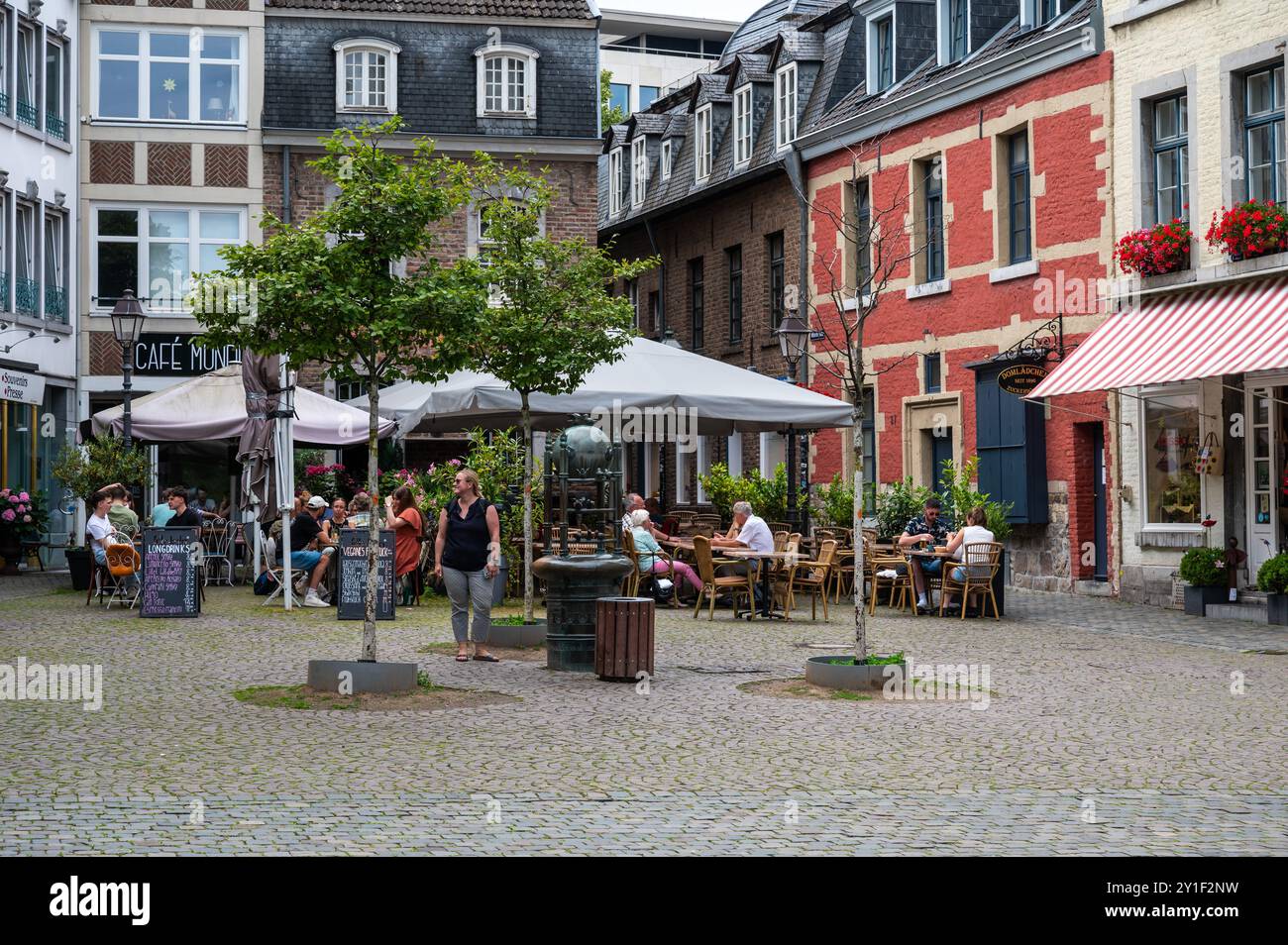 Aachen, 26. Juli 2024 - Touristen und Restaurants auf dem alten Marktplatz in der Innenstadt Stockfoto