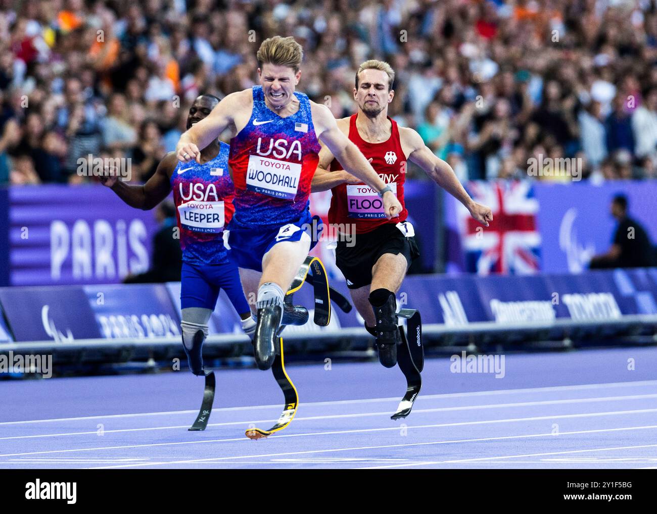 PARIS, FRANKREICH – 06. SEPTEMBER: Johannes Floors of germany (R) läuft über 400 m in der T 62 und gewinnt den zweiten Platz gegen Hunter Woodhall aus den USA (M), der am 06. September 2024 in Paris den Lauf der Paralympischen Sommerspiele 2024 gewinnt. (Foto: Mika Volkmann) Stockfoto