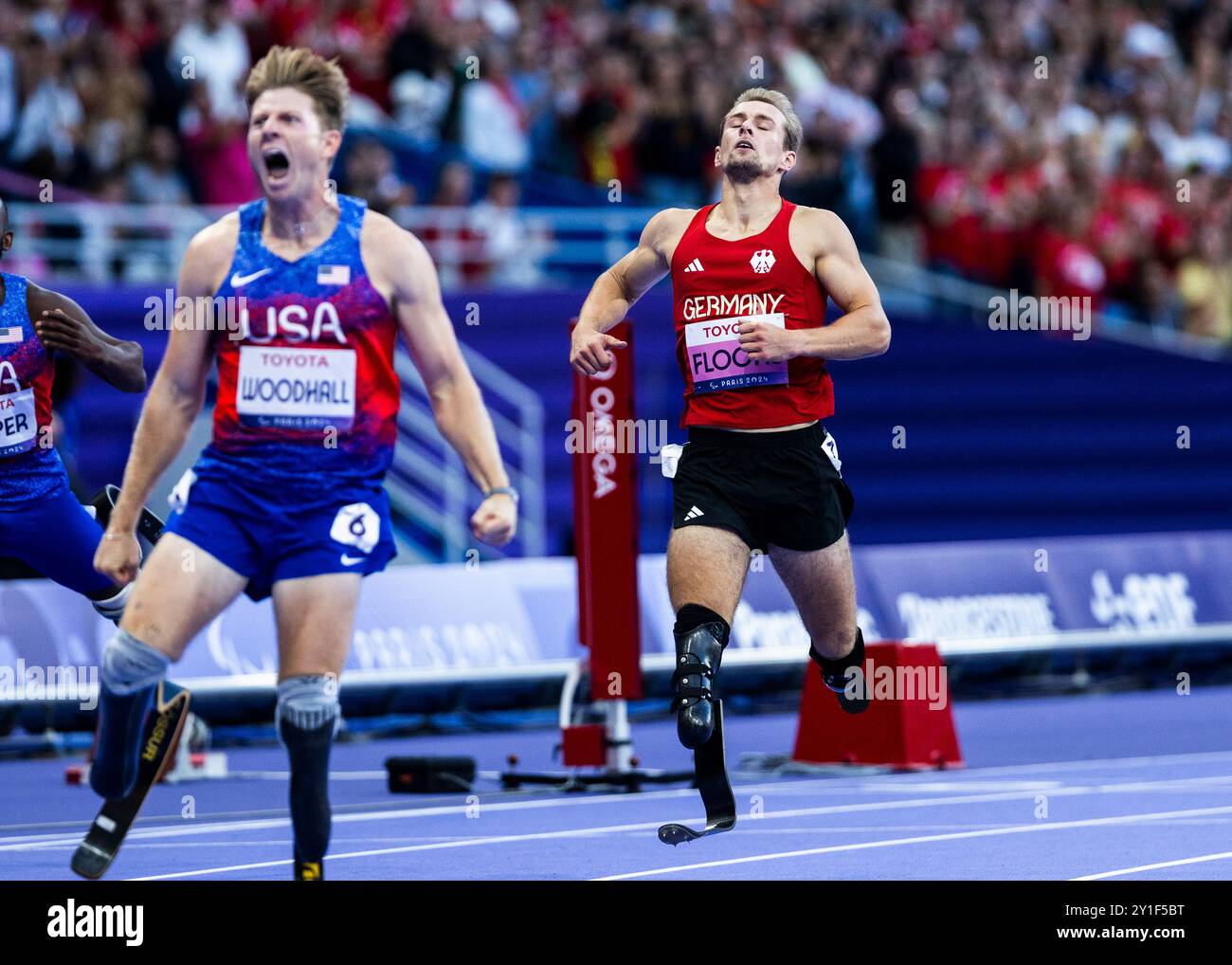 PARIS, FRANKREICH – 06. SEPTEMBER: Johannes Floors of germany (R) läuft über 400 m in der T 62 und gewinnt den zweiten Platz gegen Hunter Woodhall aus den USA (M), der am 06. September 2024 in Paris den Lauf der Paralympischen Sommerspiele 2024 gewinnt. (Foto: Mika Volkmann) Stockfoto