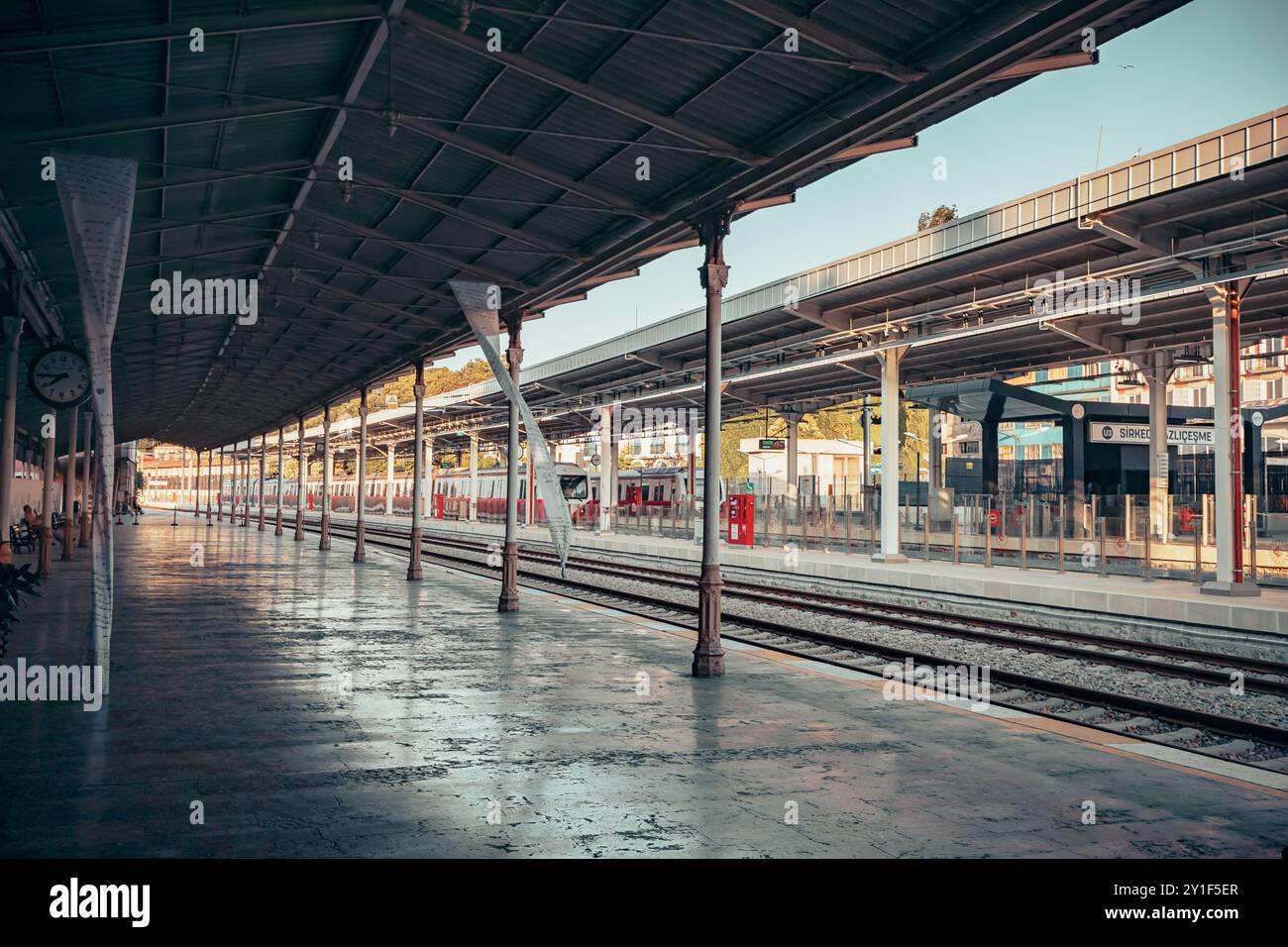 8. Juli 2024, Istanbul, Türkei: Berühmter Bahnhof, ein historisches Wahrzeichen des Oriental Express, mit atemberaubender Architektur und geschäftigem Witz Stockfoto