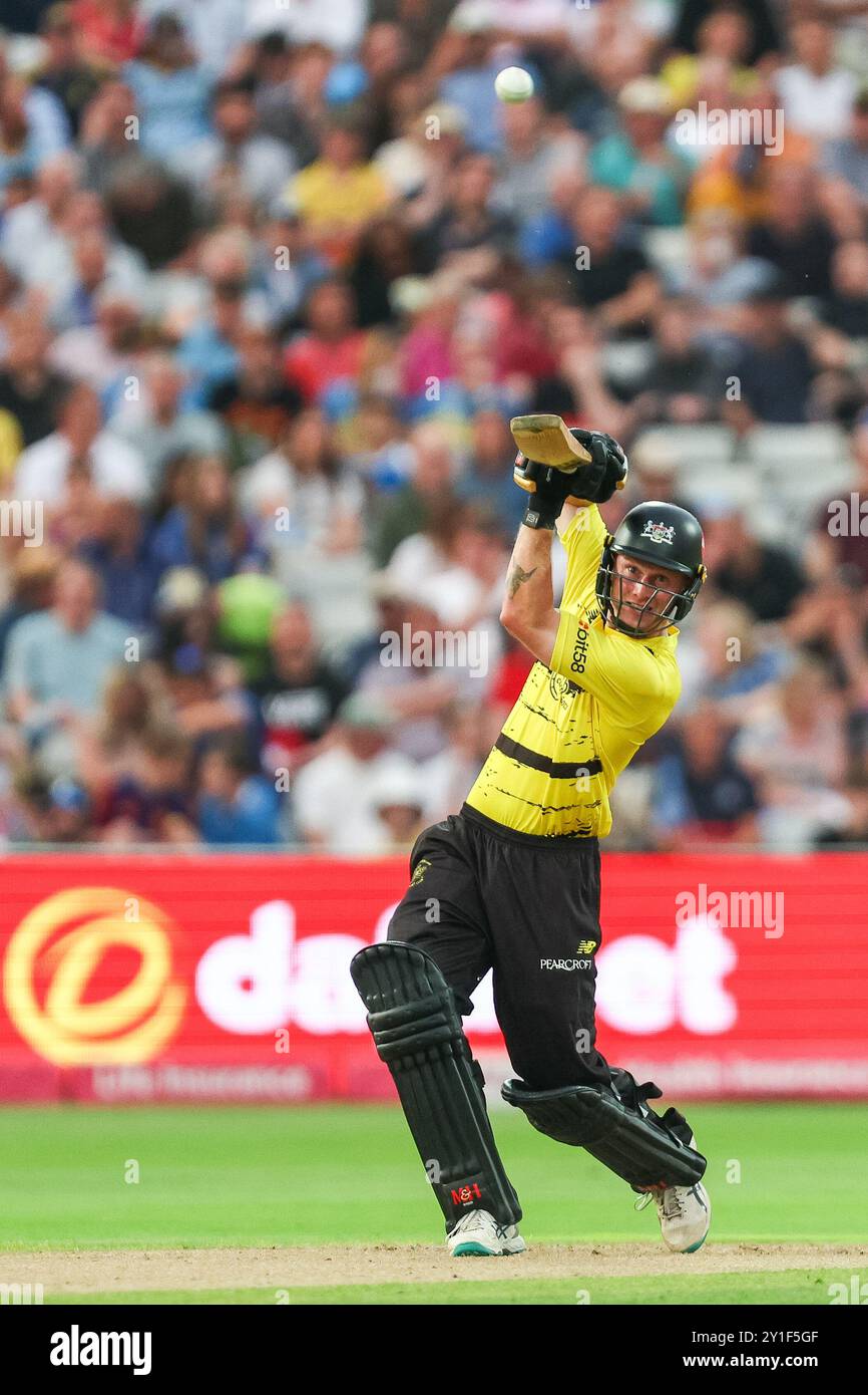 Aufgenommen in Birmingham, Großbritannien am 6. September 2024 im Warwickshire County Cricket Club, Edgbaston. Das Bild ist #88, Miles Hammond aus Gloucestershire, während er es direkt in die wartenden Hände von #23, Jake Lintott aus Warwickshire während des Vitality Blast Quarter Final Matches 2024 zwischen Warwickshire CCC und Gloucestershire CCC lockt Stockfoto