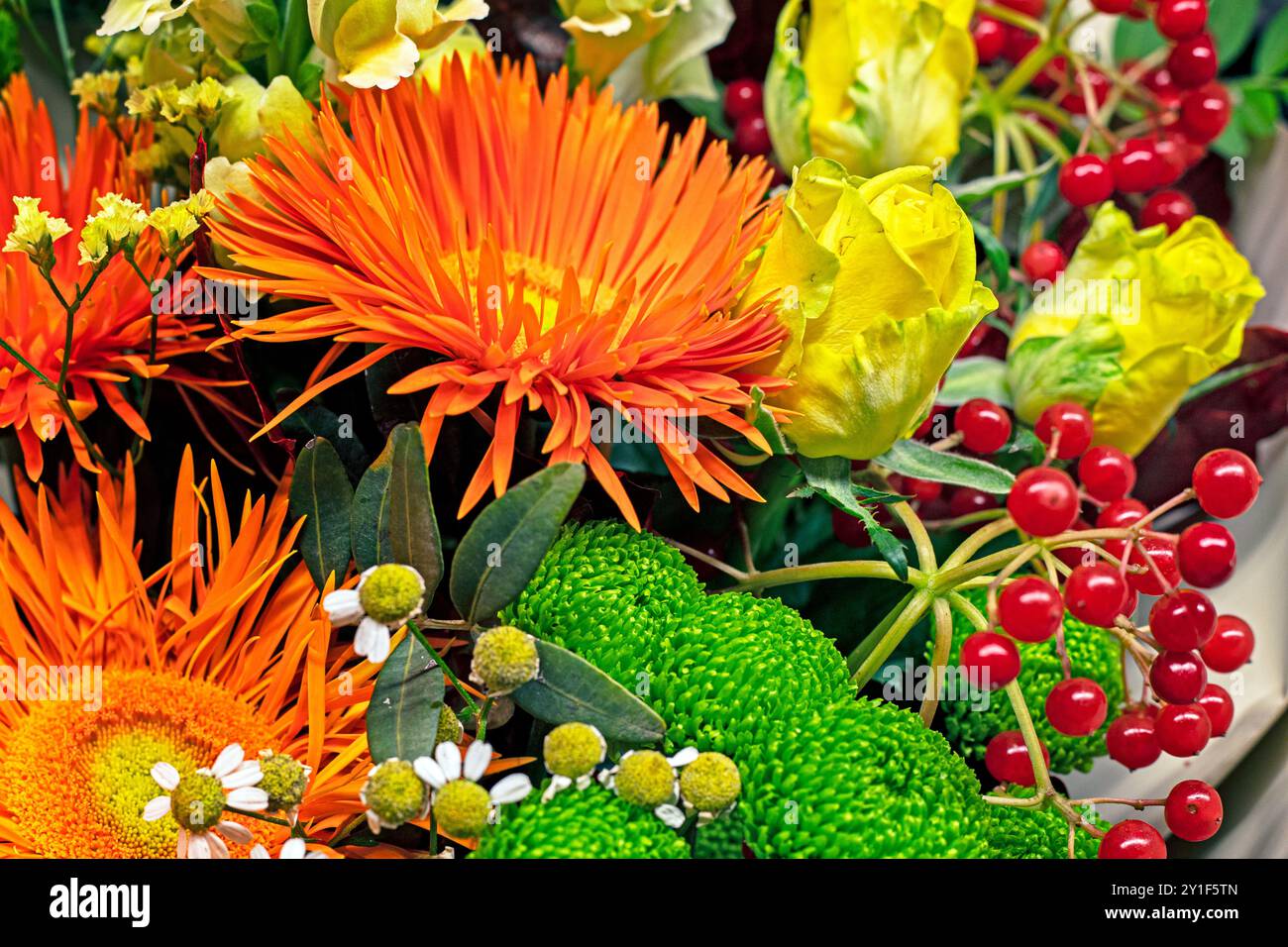 Festlicher wunderschöner Designer. Blumenstrauß mit verschiedenen frischen Blumen. Blumengeschäft und Urlaub. Frauentag Stockfoto