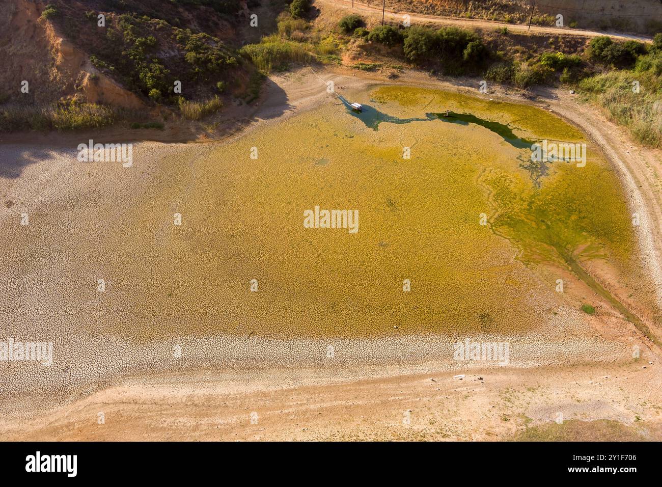 Der See bei Kato Scholari, etwas außerhalb von Thessaloniki, Griechenland, verwandelte sich in eine Wüste. Der einst volle See, der ein Lebensraum mit vielen Arten von Fl war Stockfoto