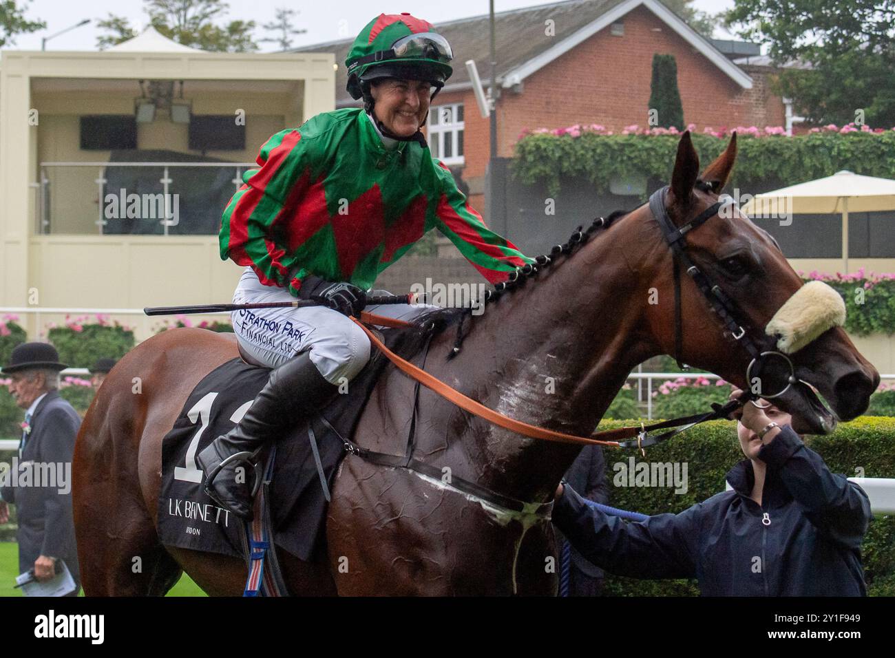 Ascot, Berkshire, Großbritannien. September 2024. TERRIES ROYALE, geritten von Amateur Jockey Miss Serena Brotherton, gewinnt die LK Bennett Lady Amateur Jockeys Handicap Stakes (Klasse 4) (für weibliche Amateur Jockeys) beim Big Food and Festival Weekend unterstützt von Chapel Down auf der Ascot Racecourse in Berkshire. Trainer Michael Appleby, Besitzer Wayne Brackstone und Steve Whitear. Quelle: Maureen McLean/Alamy Live News Stockfoto