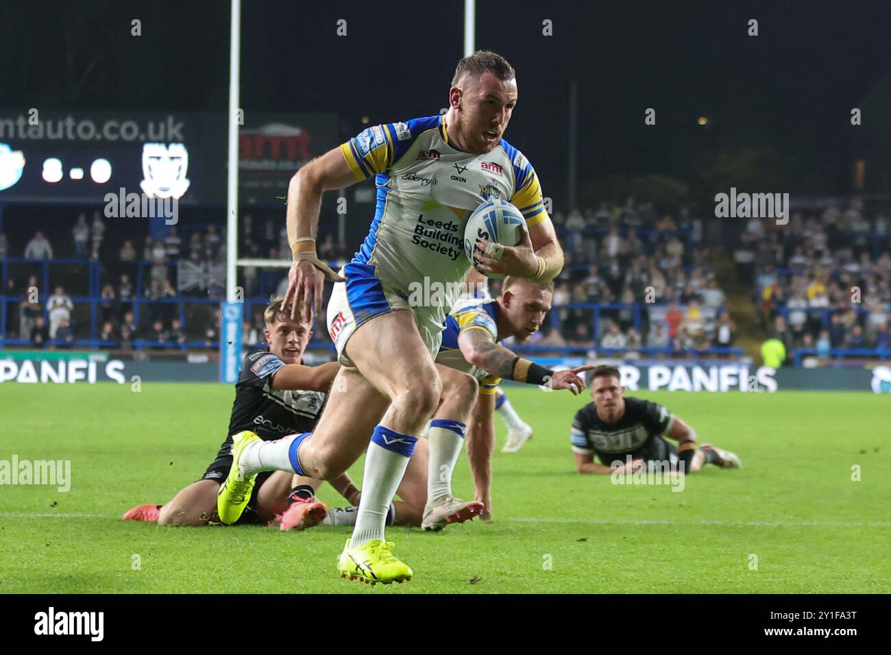 Leeds, Großbritannien. September 2024. AMT Headingley Rugby Stadium, Leeds, West Yorkshire, 6. September 2024. Betfred Super League Leeds Rhinos gegen Hull FC Cameron Smith of Leeds Rhinos rennt auf seinem Weg zum Treffer gegen Hull FC Credit: Touchlinepics/Alamy Live News Stockfoto