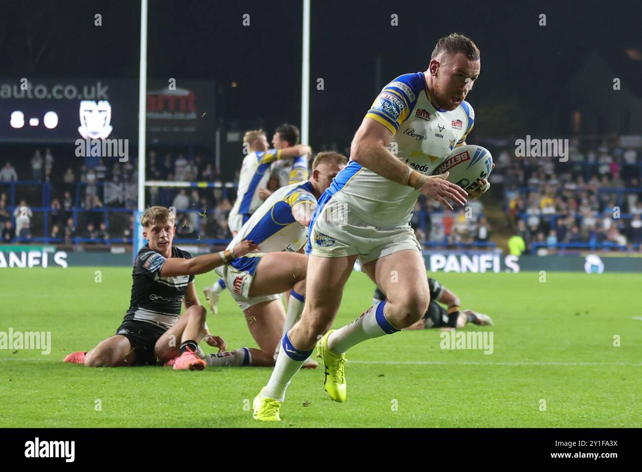 Leeds, Großbritannien. September 2024. AMT Headingley Rugby Stadium, Leeds, West Yorkshire, 6. September 2024. Betfred Super League Leeds Rhinos gegen Hull FC Cameron Smith of Leeds Rhinos rennt auf seinem Weg zum Treffer gegen Hull FC Credit: Touchlinepics/Alamy Live News Stockfoto