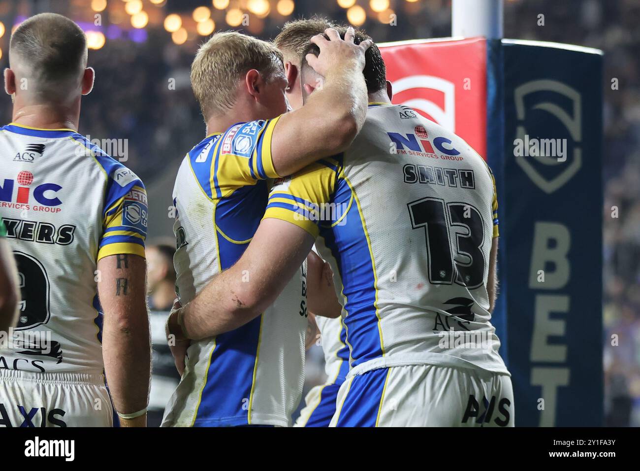 Leeds, Großbritannien. September 2024. AMT Headingley Rugby Stadium, Leeds, West Yorkshire, 6. September 2024. Betfred Super League Leeds Rhinos gegen Hull FC Cameron Smith von Leeds Rhinos feiert den Treffer gegen Hull FC an der Seite seiner Teamkollegen Credit: Touchlinepics/Alamy Live News Stockfoto