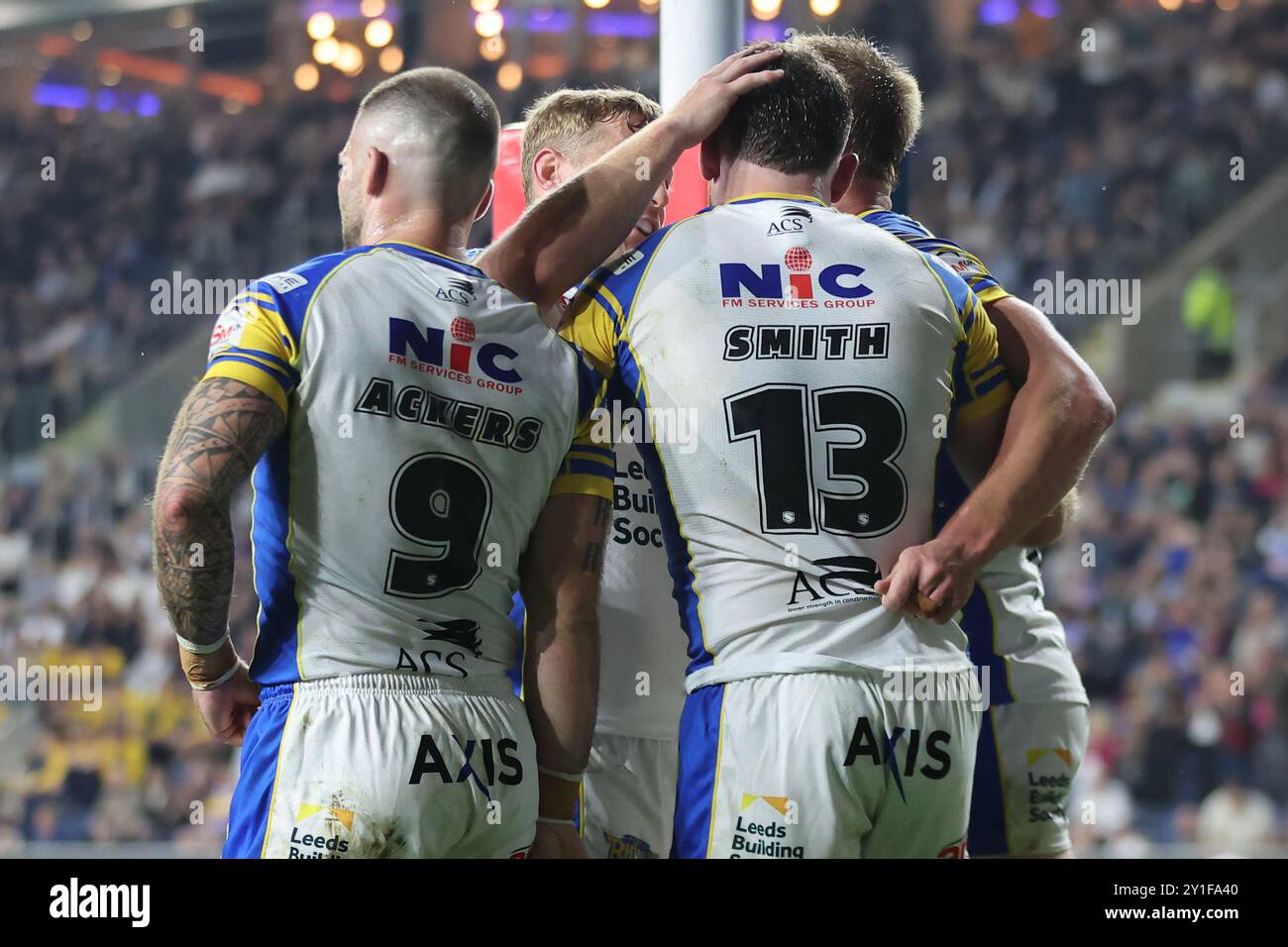 Leeds, Großbritannien. September 2024. AMT Headingley Rugby Stadium, Leeds, West Yorkshire, 6. September 2024. Betfred Super League Leeds Rhinos gegen Hull FC Cameron Smith von Leeds Rhinos feiert den Treffer gegen Hull FC an der Seite seiner Teamkollegen Credit: Touchlinepics/Alamy Live News Stockfoto