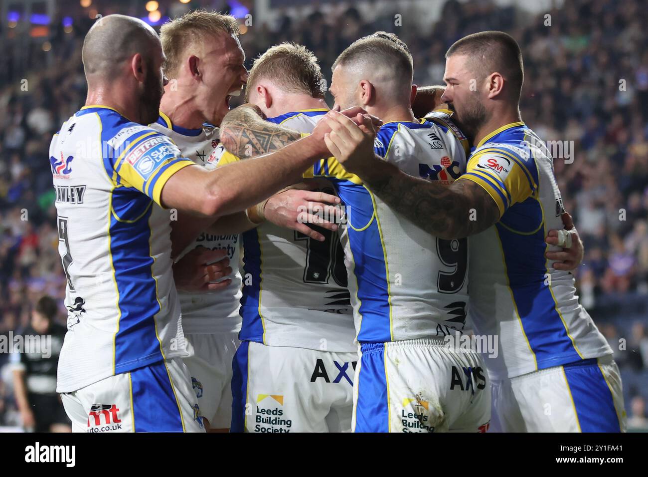 Leeds, Großbritannien. September 2024. AMT Headingley Rugby Stadium, Leeds, West Yorkshire, 6. September 2024. Betfred Super League Leeds Rhinos gegen Hull FC Cameron Smith von Leeds Rhinos feiert den Treffer gegen Hull FC an der Seite seiner Teamkollegen Credit: Touchlinepics/Alamy Live News Stockfoto