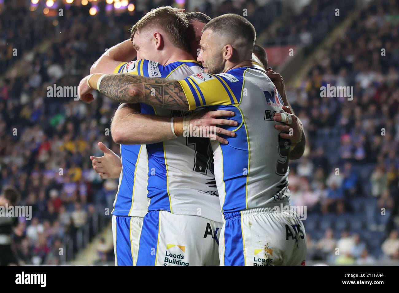 Leeds, Großbritannien. September 2024. AMT Headingley Rugby Stadium, Leeds, West Yorkshire, 6. September 2024. Betfred Super League Leeds Rhinos gegen Hull FC Cameron Smith von Leeds Rhinos feiert den Treffer gegen Hull FC an der Seite seiner Teamkollegen Credit: Touchlinepics/Alamy Live News Stockfoto