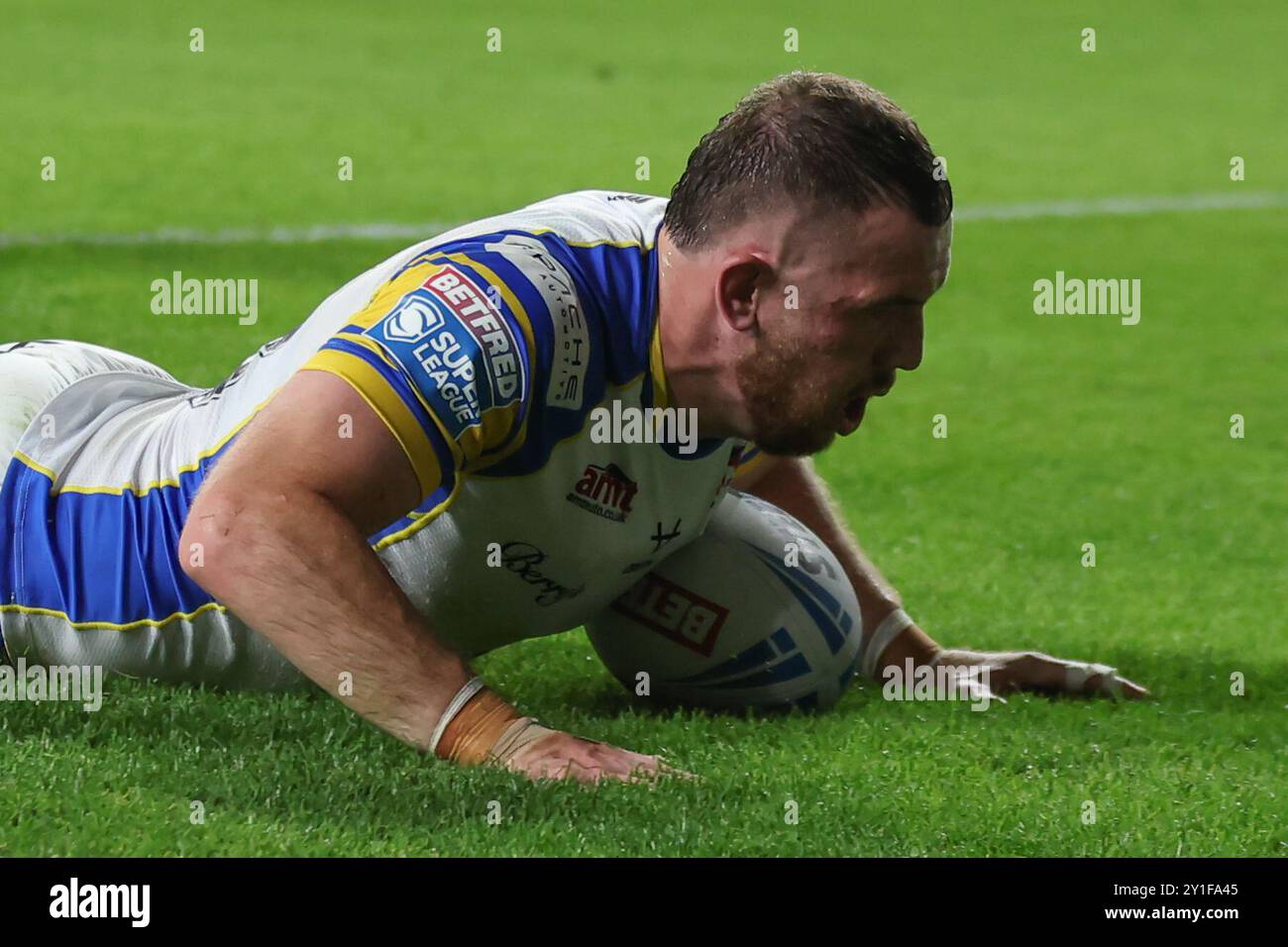 Leeds, Großbritannien. September 2024. AMT Headingley Rugby Stadium, Leeds, West Yorkshire, 6. September 2024. Betfred Super League Leeds Rhinos gegen Hull FC Cameron Smith of Leeds Rhinos erzielt den Versuch gegen Hull FC Credit: Touchlinepics/Alamy Live News Stockfoto