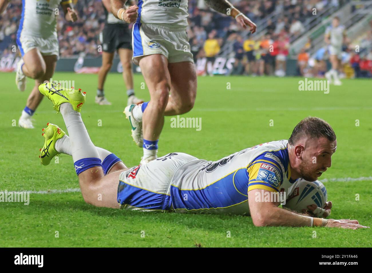 Leeds, Großbritannien. September 2024. AMT Headingley Rugby Stadium, Leeds, West Yorkshire, 6. September 2024. Betfred Super League Leeds Rhinos gegen Hull FC Cameron Smith of Leeds Rhinos erzielt den Versuch gegen Hull FC Credit: Touchlinepics/Alamy Live News Stockfoto