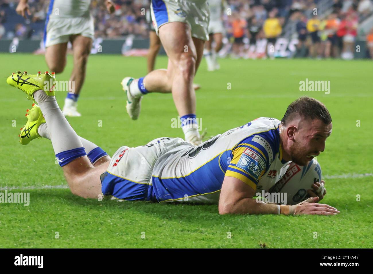 Leeds, Großbritannien. September 2024. AMT Headingley Rugby Stadium, Leeds, West Yorkshire, 6. September 2024. Betfred Super League Leeds Rhinos gegen Hull FC Cameron Smith of Leeds Rhinos erzielt den Versuch gegen Hull FC Credit: Touchlinepics/Alamy Live News Stockfoto
