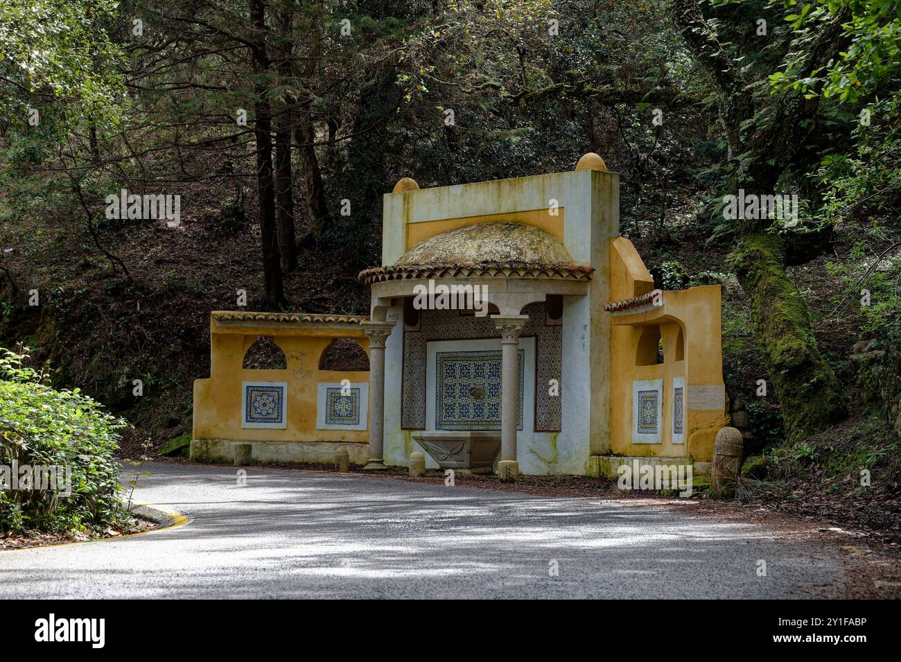 Reich verzierter, gekachelter Brunnen an einer ruhigen Waldstraße in Sintra Stockfoto