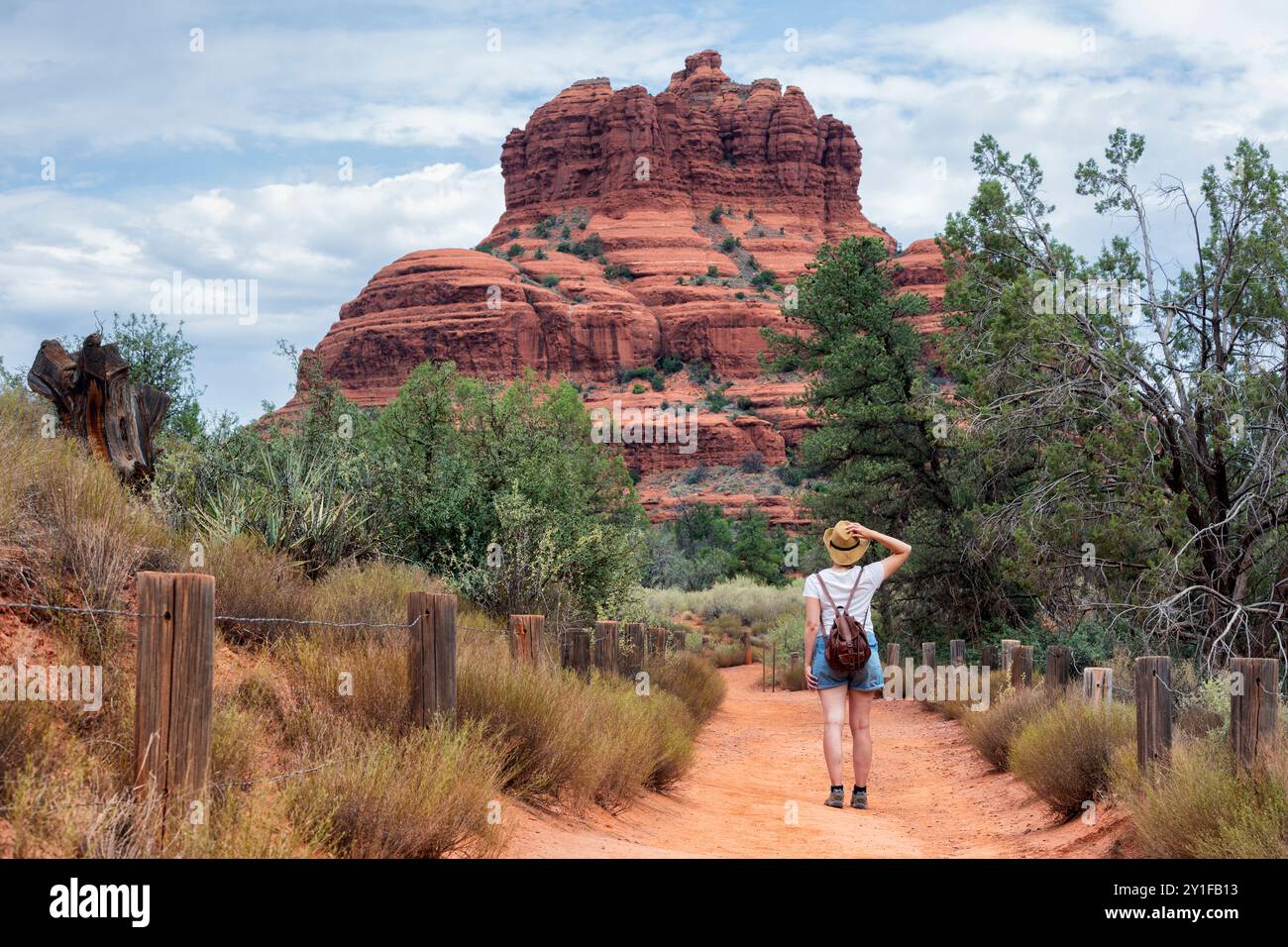 Frau, die auf dem Weg auf der Bell Rock Loop läuft. Bell Rock ist ein butte nördlich von Village of Oak Creek, Arizona, südlich von Sedona im Yavapai County.USA. Stockfoto