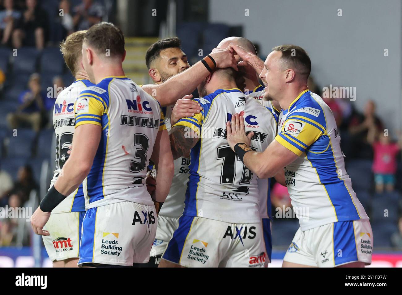 Leeds, Großbritannien. September 2024. AMT Headingley Rugby Stadium, Leeds, West Yorkshire, 6. September 2024. Betfred Super League Leeds Rhinos gegen Hull FC James Bentley von Leeds Rhinos feiert seinen Versuch gegen Hull FC mit seinen Teamkollegen Credit: Touchlinepics/Alamy Live News Stockfoto