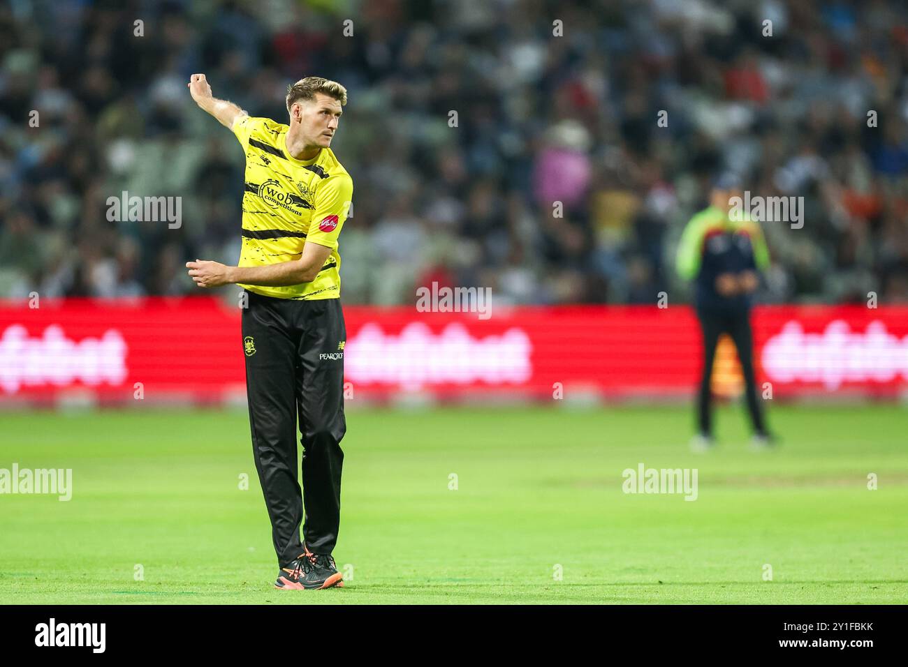 Aufgenommen in Birmingham, Großbritannien am 6. September 2024 im Warwickshire County Cricket Club, Edgbaston. Das Bild ist #14, David Payne aus Gloucestershire, der sich auf das Bowl vorbereitet, während er 2024 das Spiel im Vitality Blast Quarter Final zwischen Warwickshire CCC und Gloucestershire CCC spielt. Das Bild ist nur für redaktionelle Zwecke bestimmt – eine Anrechnung an Stu Leggett über Alamy Live News Stockfoto
