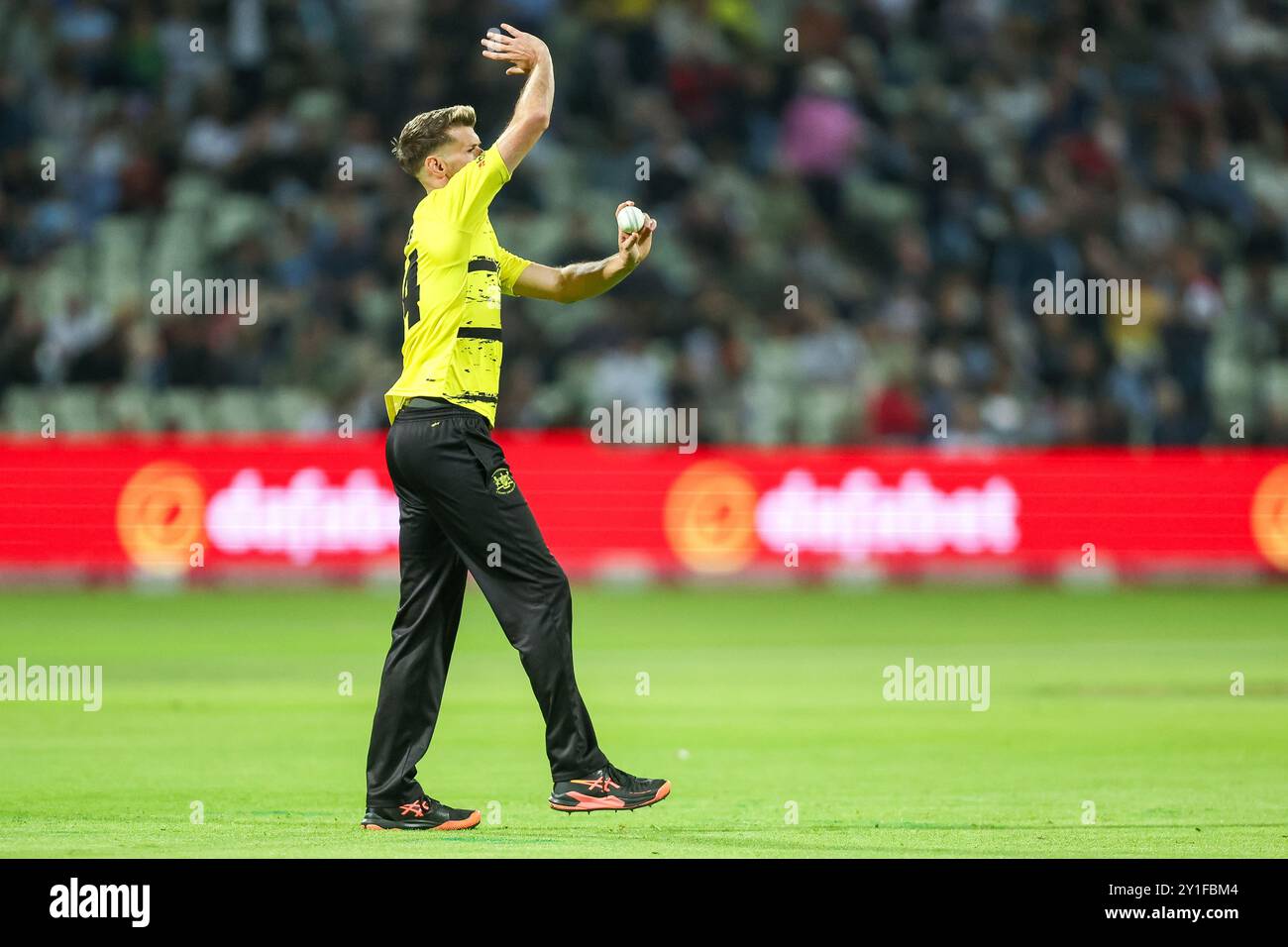 Aufgenommen in Birmingham, Großbritannien am 6. September 2024 im Warwickshire County Cricket Club, Edgbaston. Das Bild ist #14, David Payne aus Gloucestershire, der sich auf das Bowl vorbereitet, während er 2024 das Spiel im Vitality Blast Quarter Final zwischen Warwickshire CCC und Gloucestershire CCC spielt. Das Bild ist nur für redaktionelle Zwecke bestimmt – eine Anrechnung an Stu Leggett über Alamy Live News Stockfoto