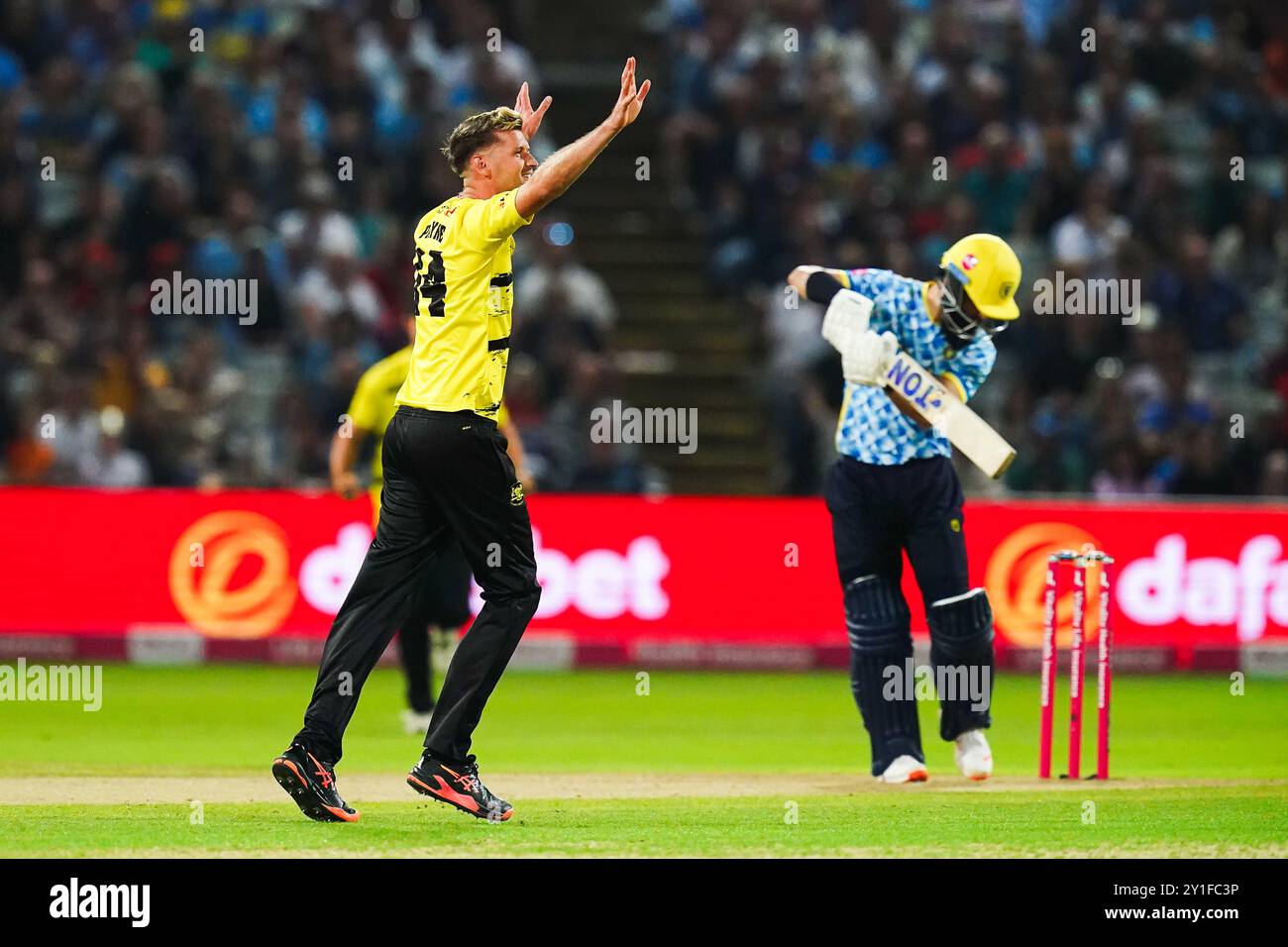 Birmingham, Großbritannien, 6. September 2024. David Payne aus Gloucestershire feiert die Übernahme des Wickets von Moeen Ali der Birmingham Bears während des T20 Vitality Blast-Spiels zwischen Birmingham Bears und Gloucestershire. Quelle: Robbie Stephenson/Gloucestershire Cricket/Alamy Live News Stockfoto