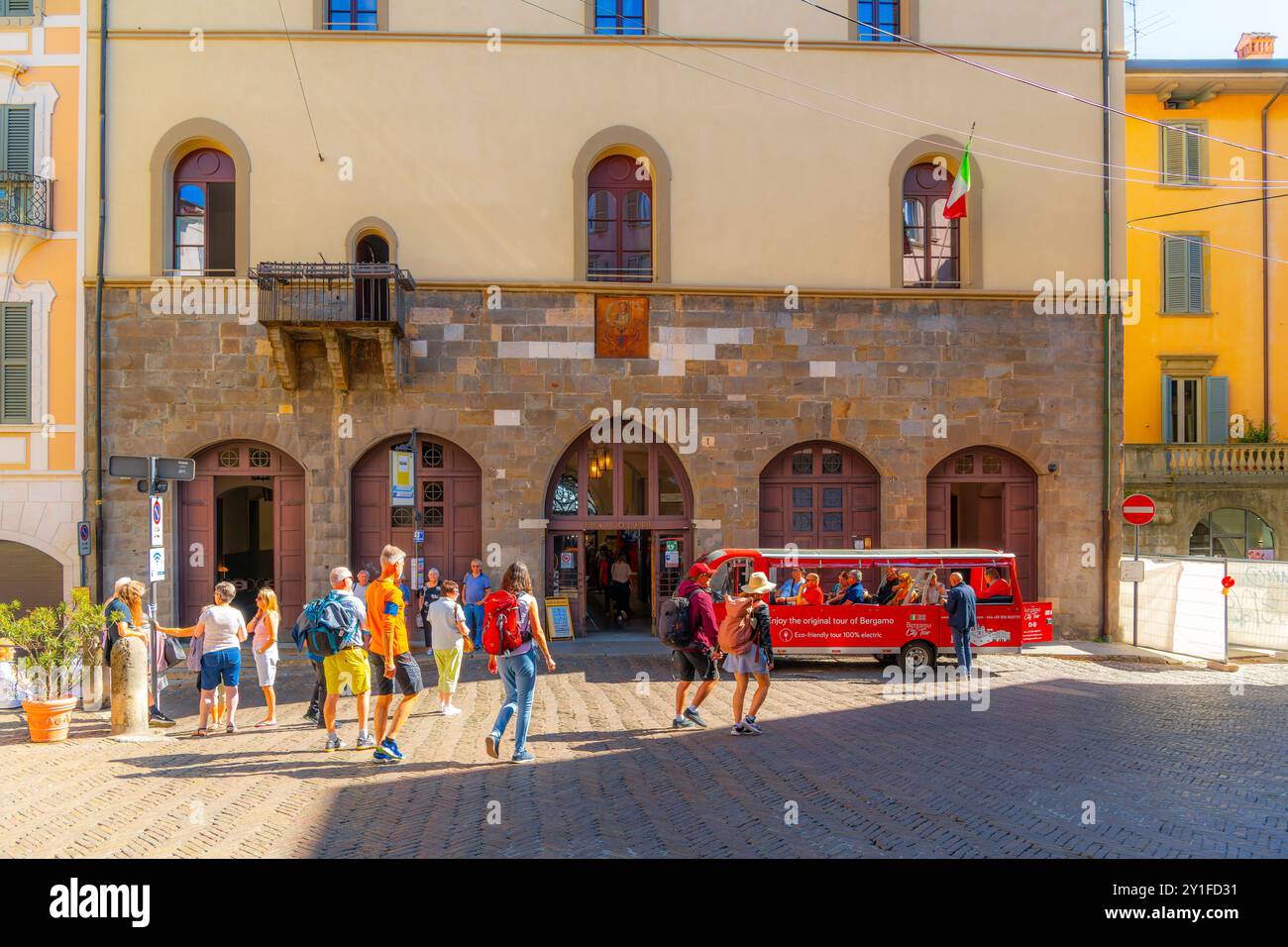 Der Eingang in die Oberstadt zur Straßenbahn Funicolare di Bergamo Alta in Bergamo, Italien. Stockfoto