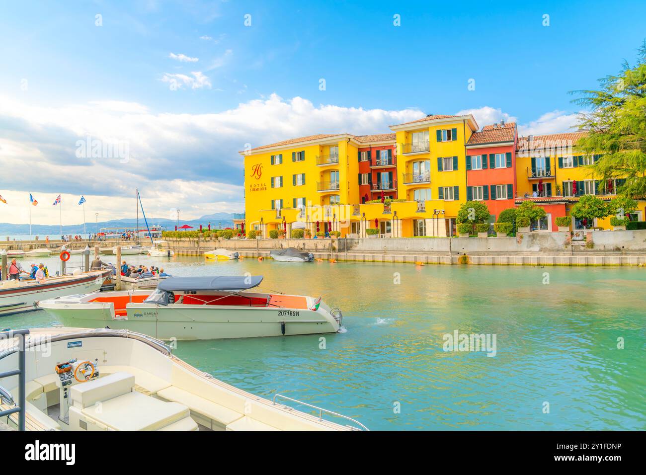 Ein kleiner Bootshafen im farbenfrohen, mittelalterlichen Ferienort Sirmione, Italien, am Ufer des Gardasees in Norditalien Stockfoto