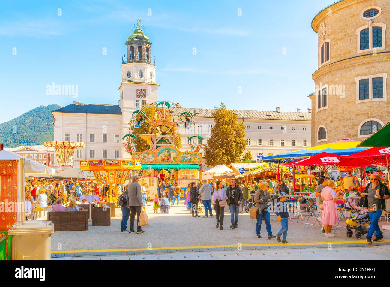 Österreicher feiern den Heiligen Rupert, den schutzpatron von Salzburg, mit Festlichkeiten, Fahrgeschäften und Essensständen in Salzburg, Österreich. Stockfoto