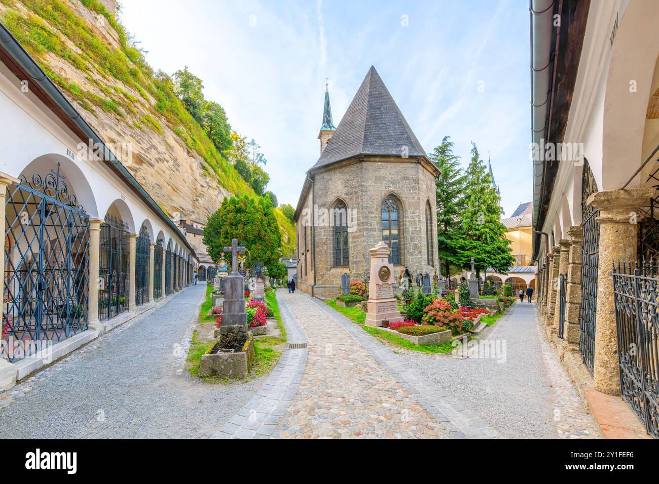 Die alten Katakomben und mittelalterlichen Kapellen des Petersfriedhofs und der Katakomben in der Altstadt von Salzburg, Österreich. Stockfoto