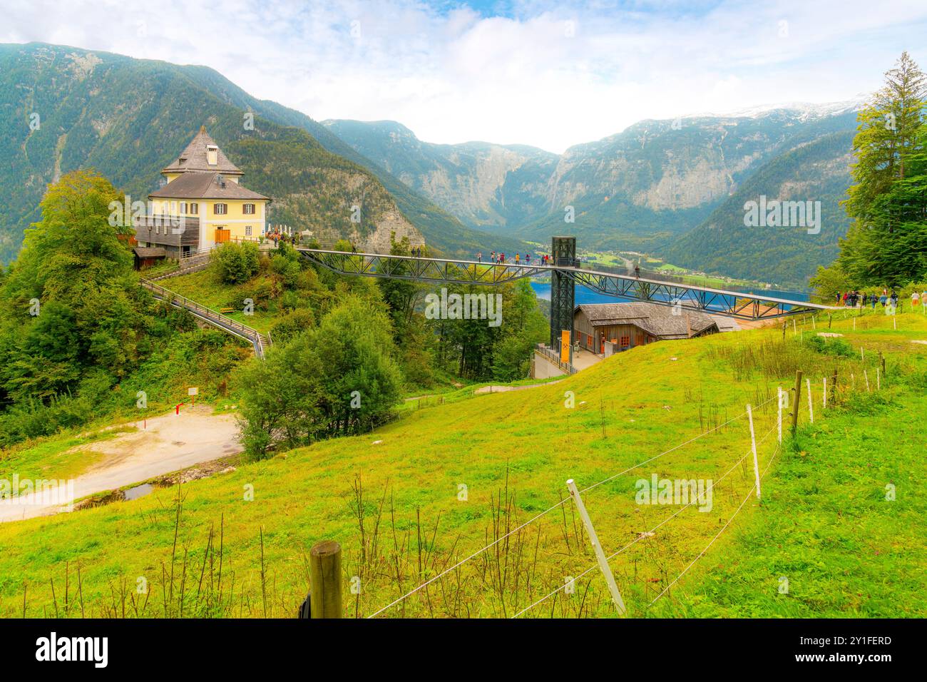 Das Bergrestaurant Rudolfsturm, oder Rudolfsturm, ein ehemaliger mittelalterlicher Wehrturm in der Nähe des Skywalk, mit dem See darunter, Hallstatt Austria. Stockfoto