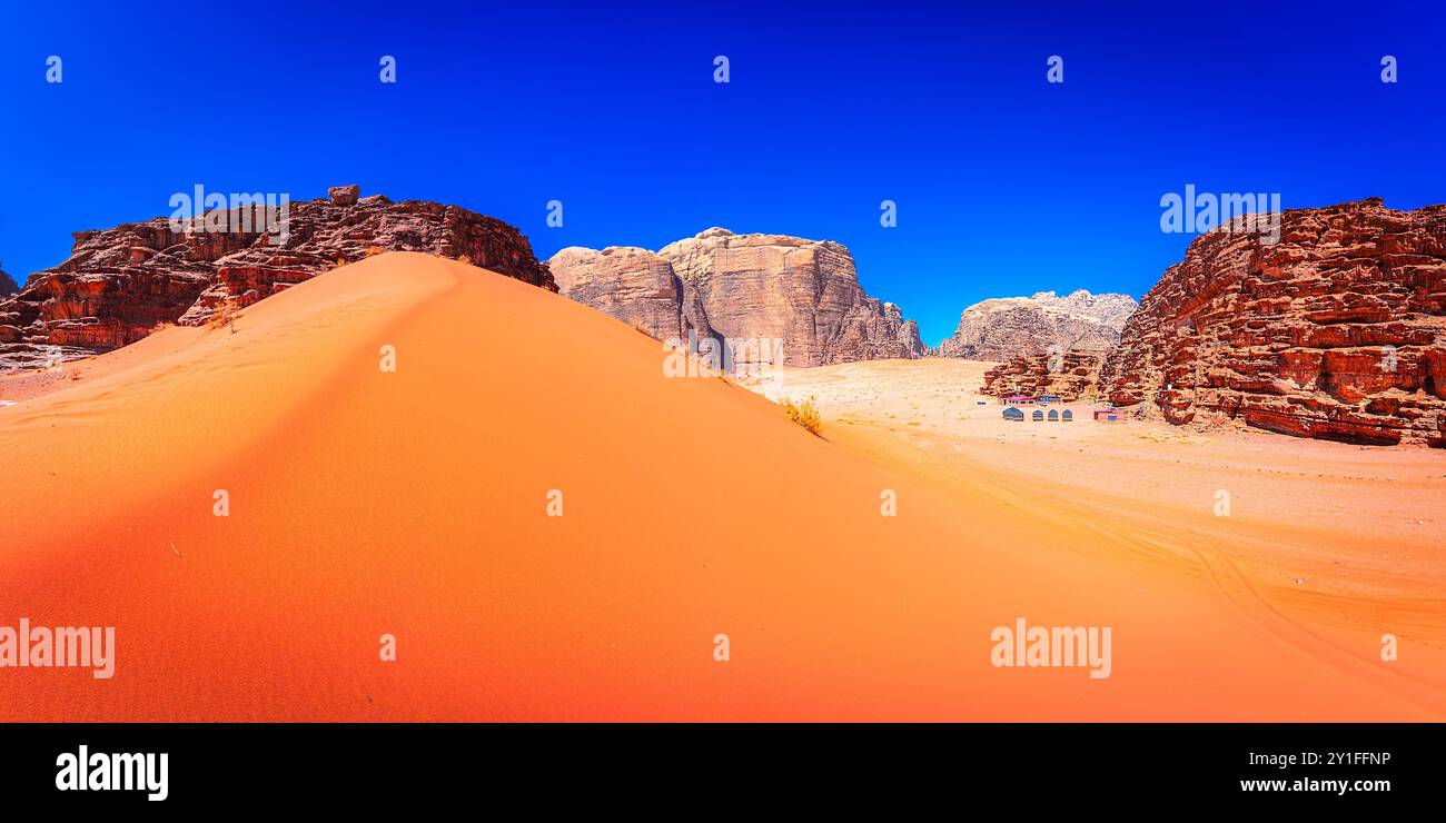 Wadi Rum Desert, Jordanien: Landschaft der Berge im Tal des Mondes, Arabien Wüste. Zentralasien Stockfoto