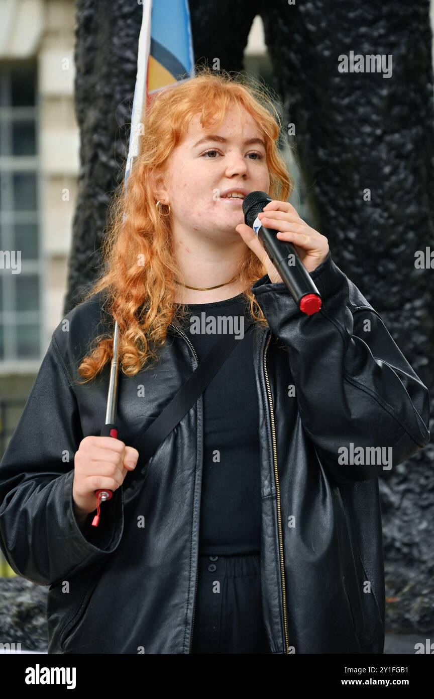 LONDON, ENGLAND: 6. September 2024: Sprecher der Young Fight Demonstration im Ärmelkanal ertranken 43 Migranten in einer Woche. Demonstranten drängen Keir Starmer, einen britischen Premierminister, Maßnahmen zu ergreifen, um Migranten, die in Großbritannien Zuflucht suchen wollen, einen sicheren Durchgang zu gewährleisten. Hören Sie auf, die Ausrede zu benutzen, Menschenhändler zu bekämpfen, was zu mehr Toten in unserem englischen Kanal geführt hat. Wir brauchen gerade sichere Routen. Sechs Kinder und eine schwangere Frau waren unter 12 Menschen, die vor der französischen Küste während eines Protestes gegenüber der Downing Street in London ertranken. Abbildung: Siehe Li/Picture Capita Stockfoto